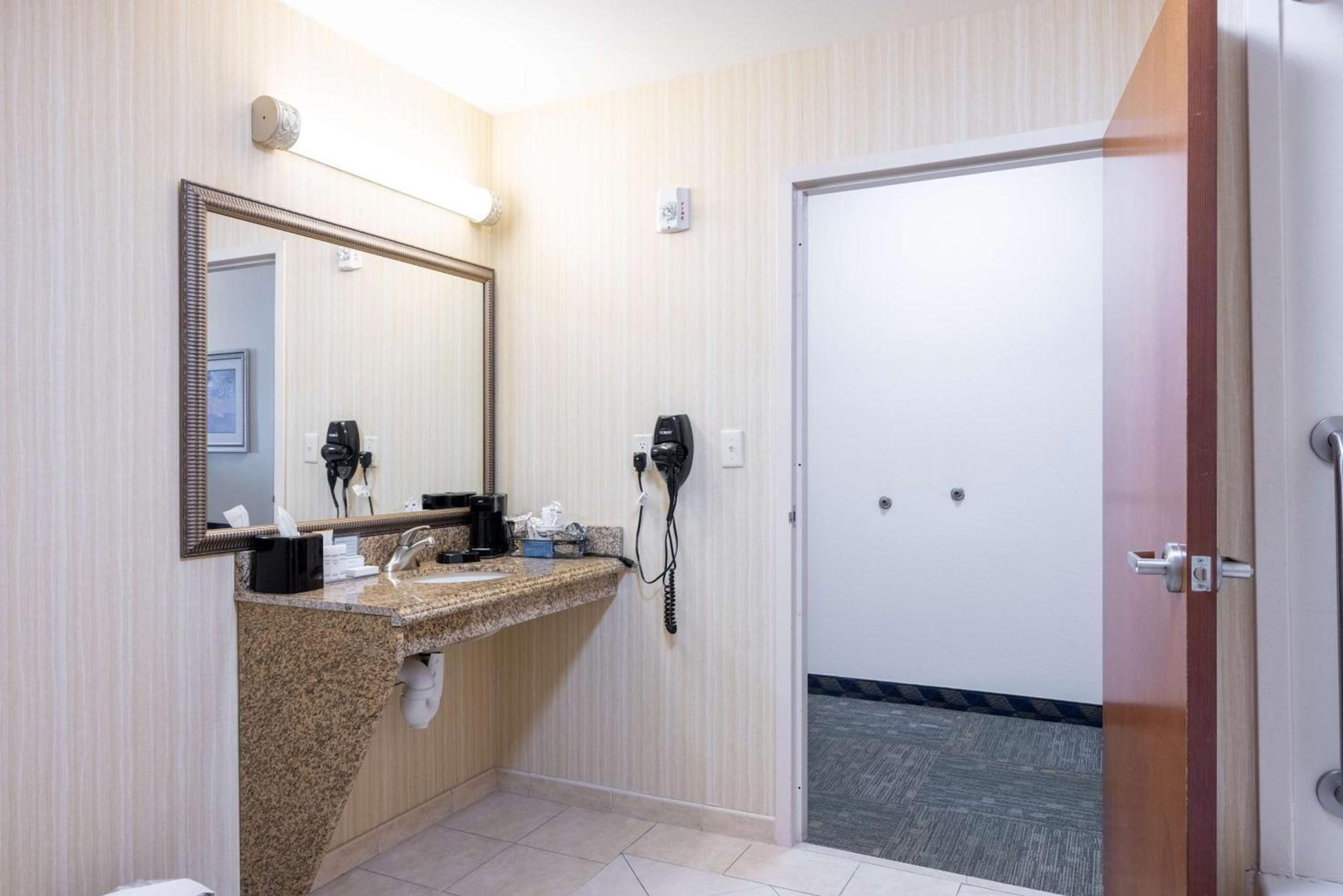 Hampton Inn Alice photo 30