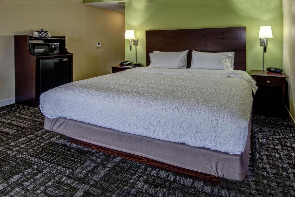 Hampton Inn Crossville photo 11
