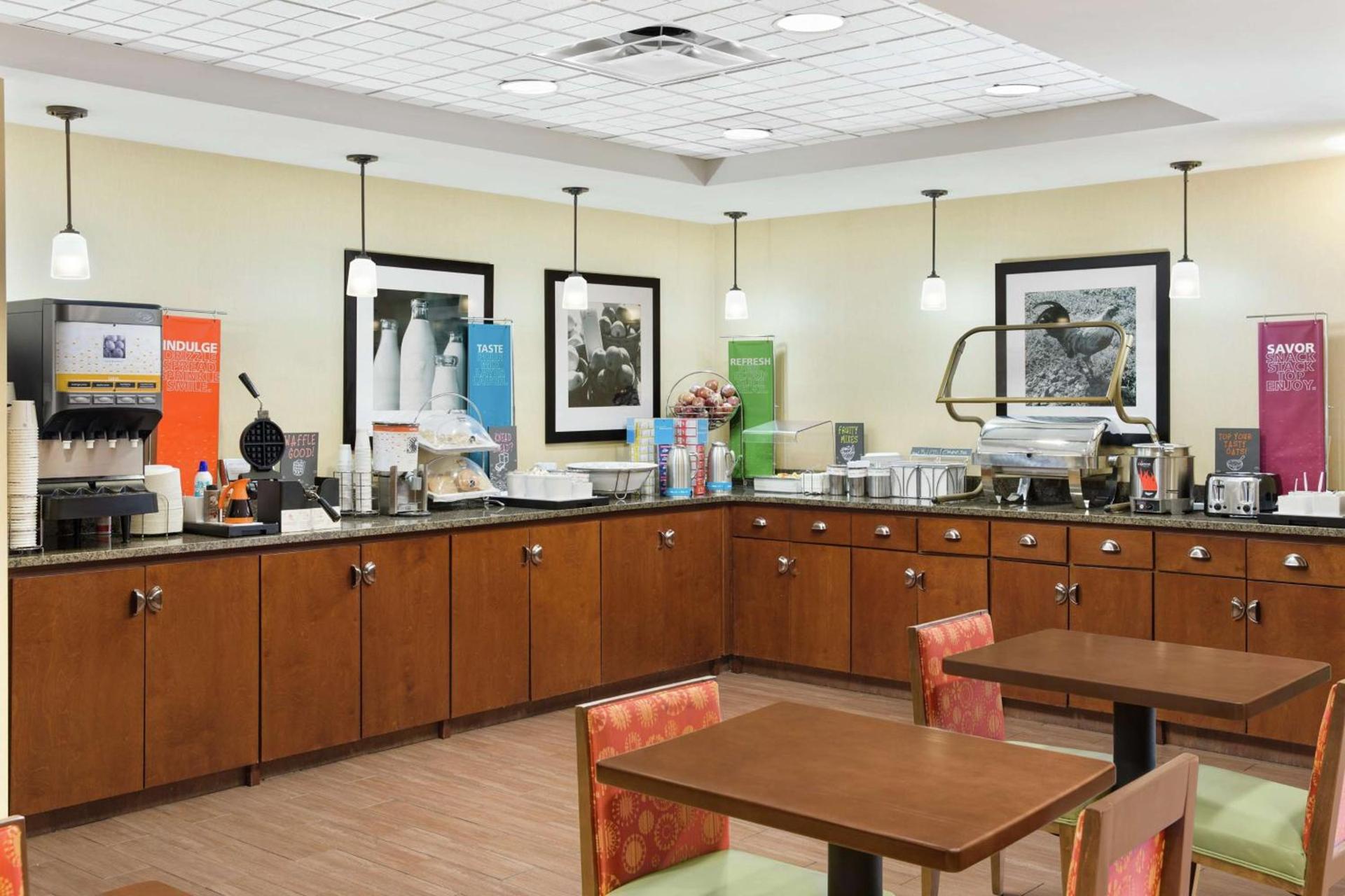 Hampton Inn Columbus-North photo 6