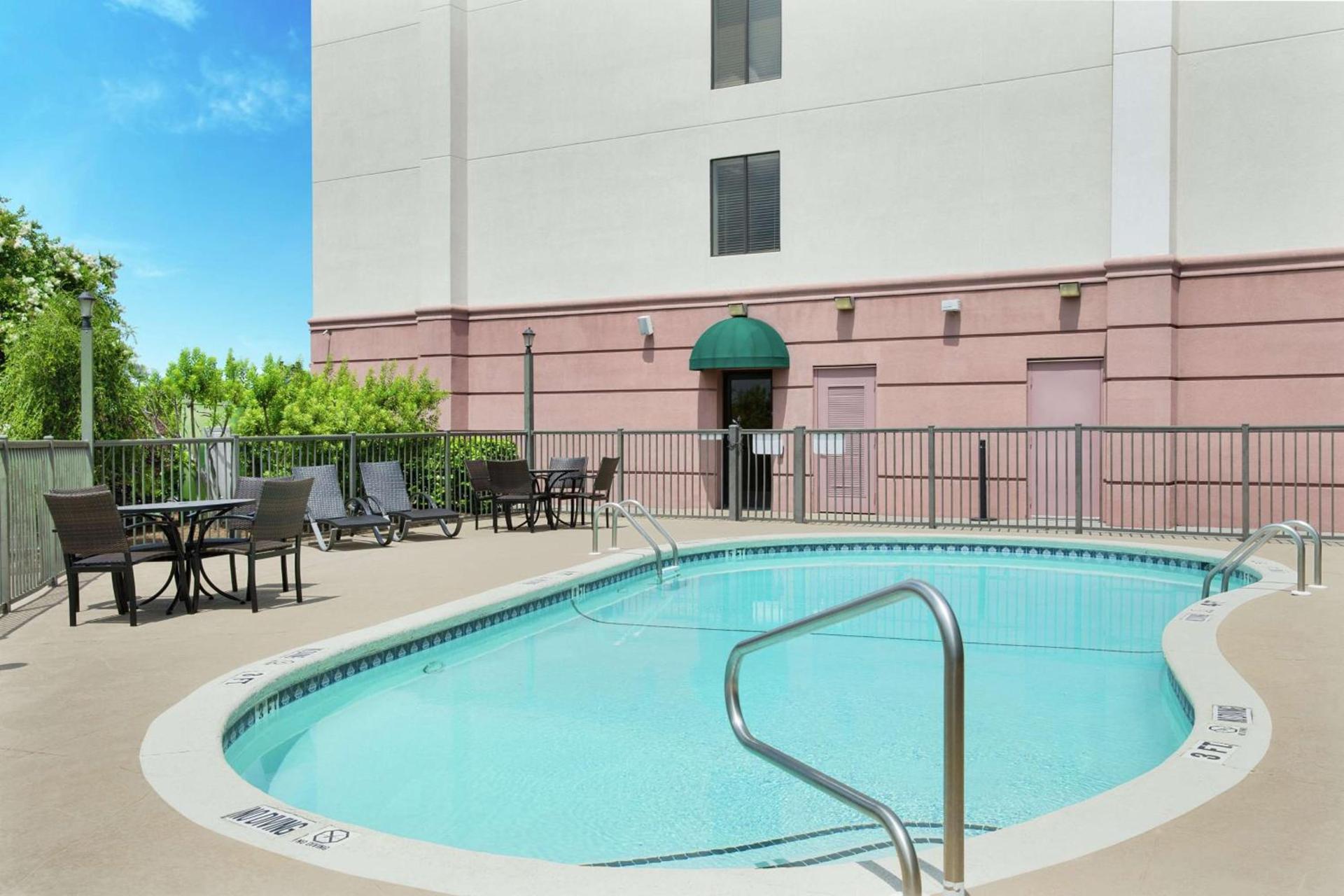 Hampton Inn Columbus-North photo 5