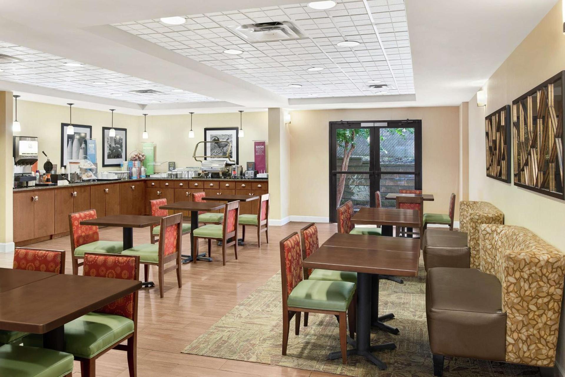 Hampton Inn Columbus-North photo 7