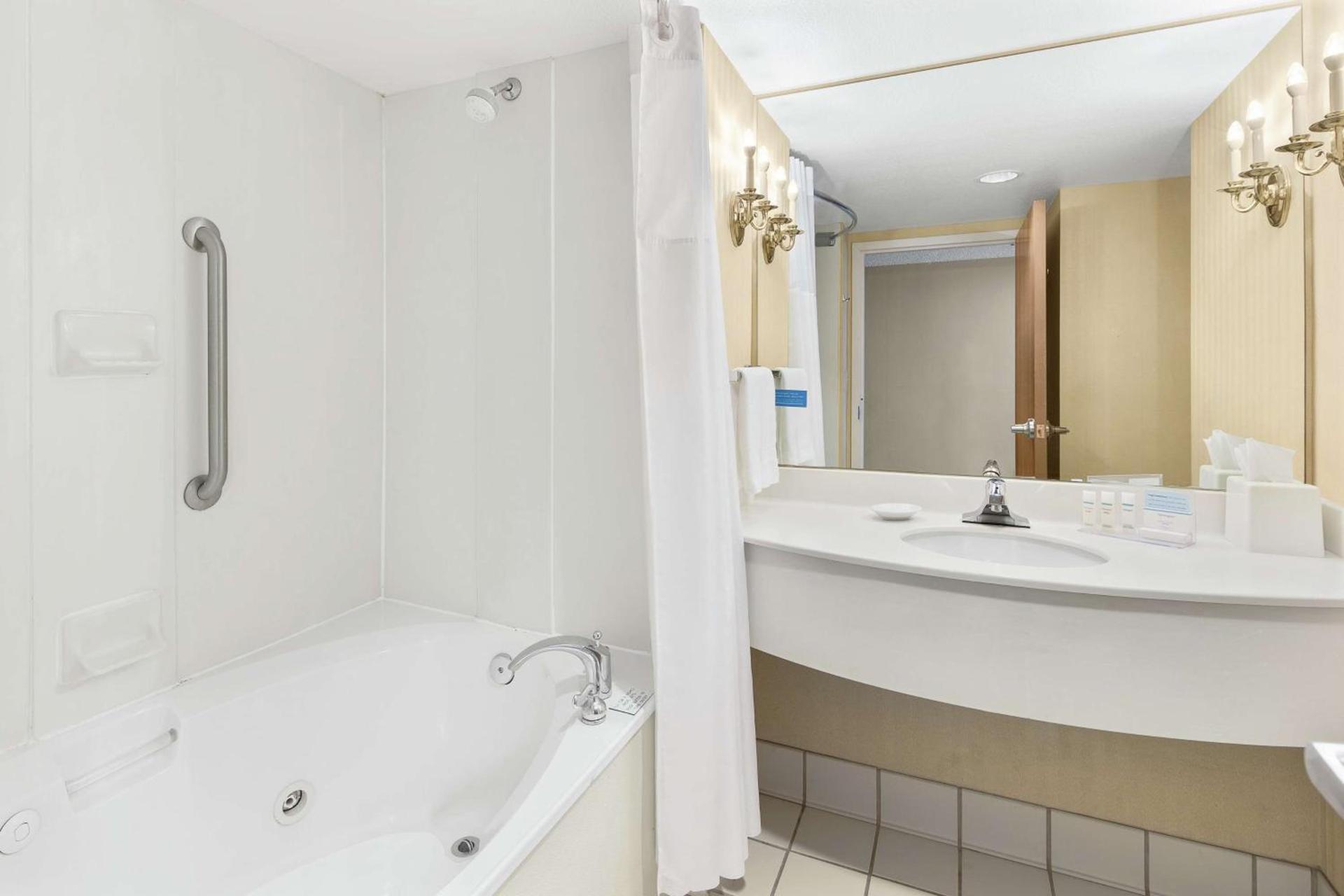 Hampton Inn Columbus-North photo 9