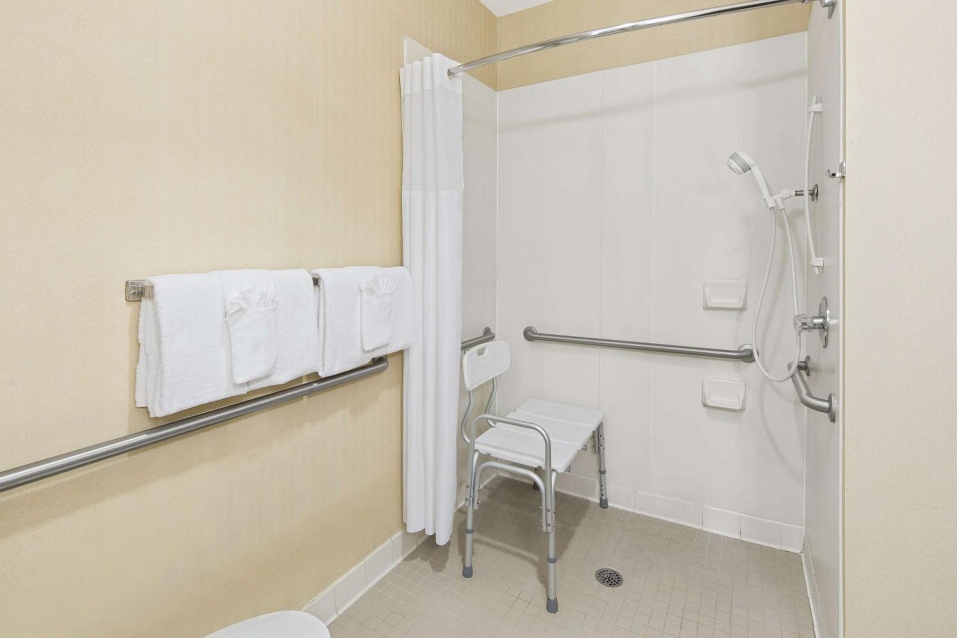 Hampton Inn Columbus-North photo 10