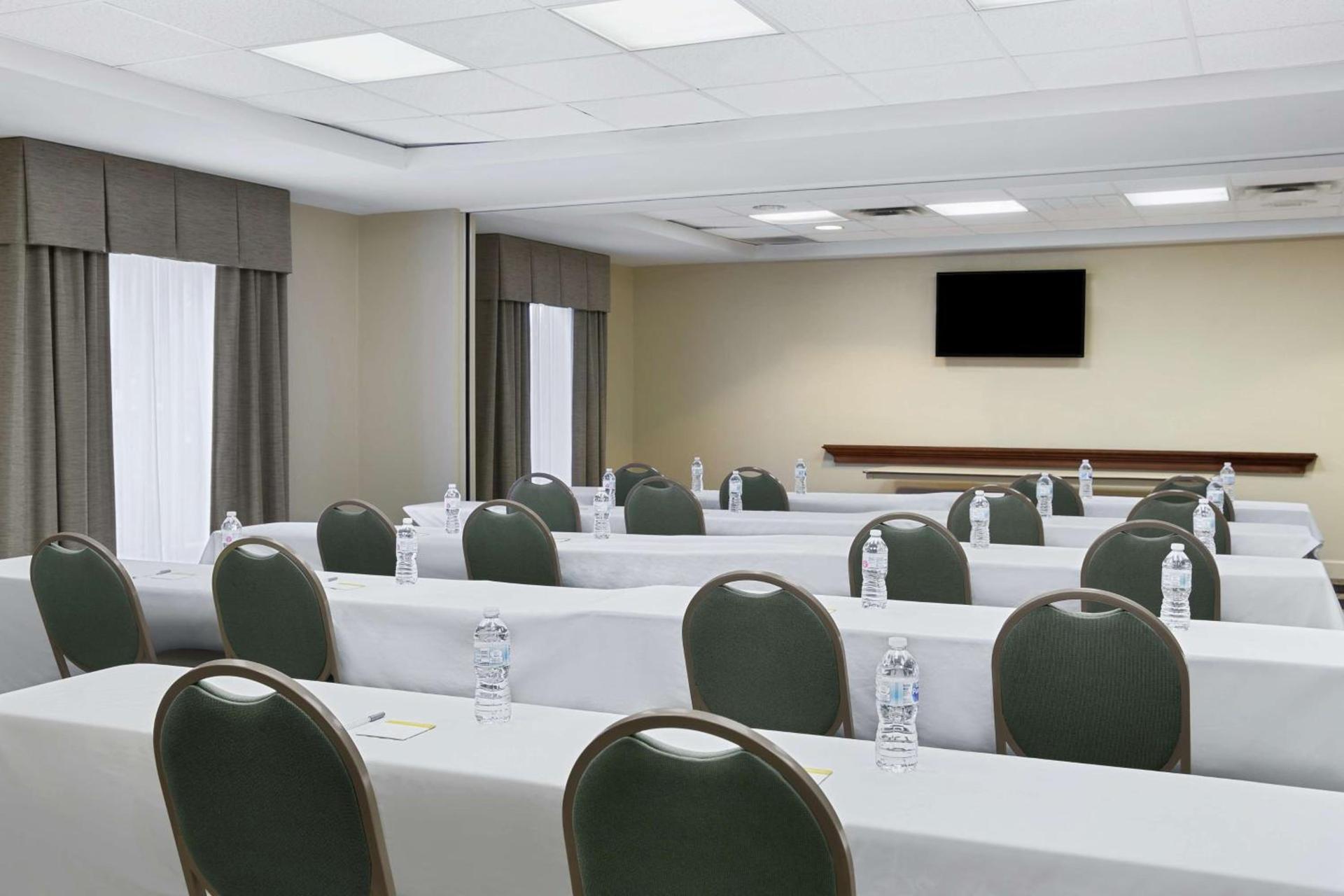 Hampton Inn Columbus-North photo 35