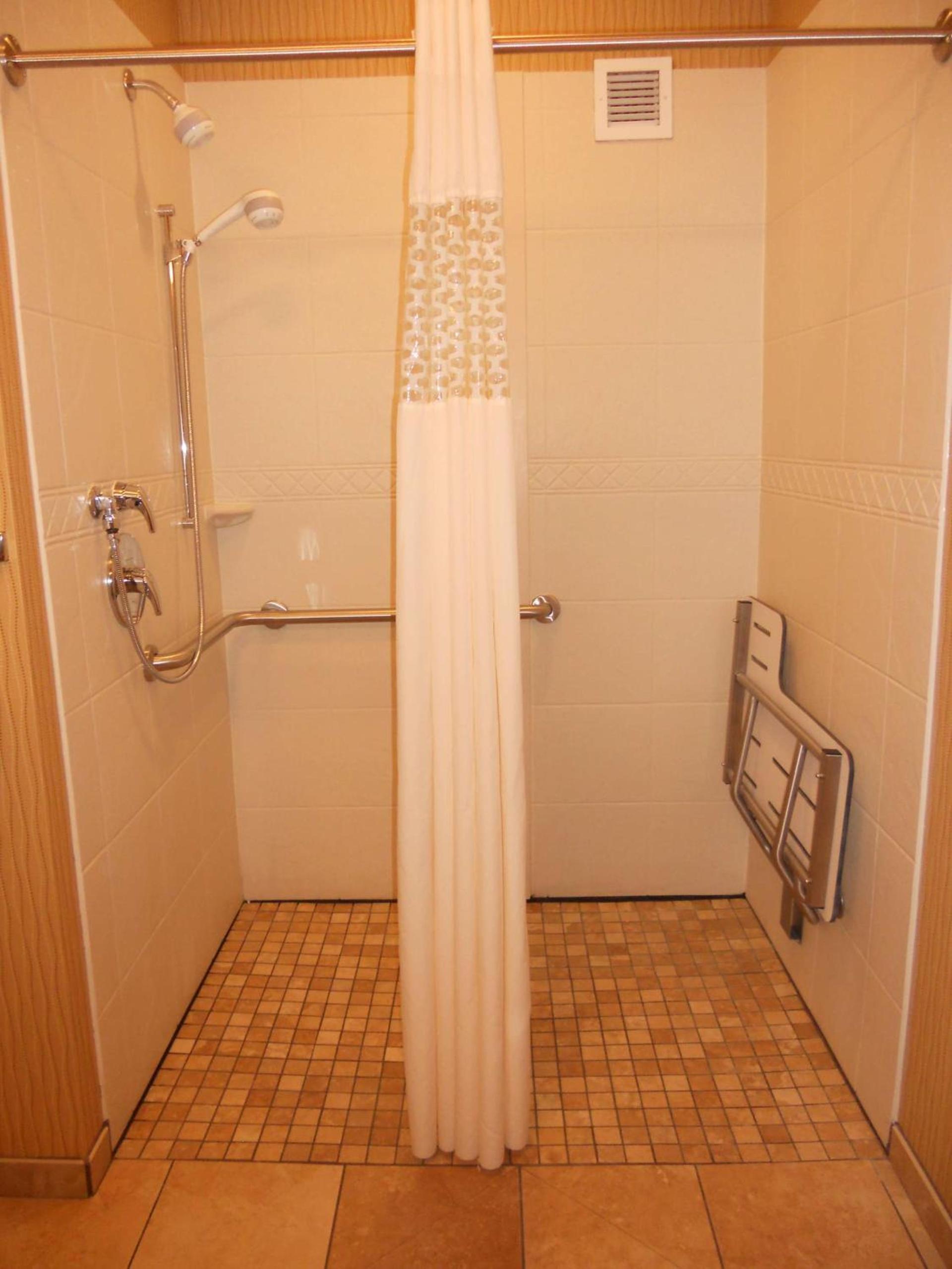Hampton Inn & Suites Cincinnati / Uptown - University Area photo 23