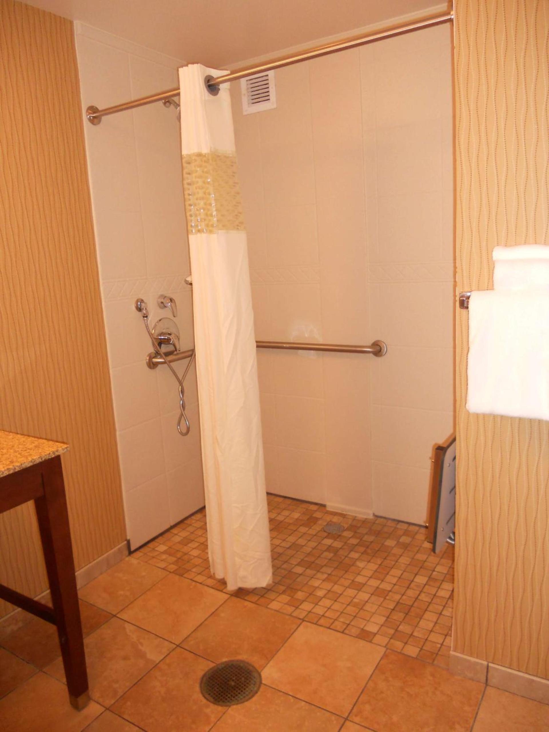 Hampton Inn & Suites Cincinnati / Uptown - University Area photo 26