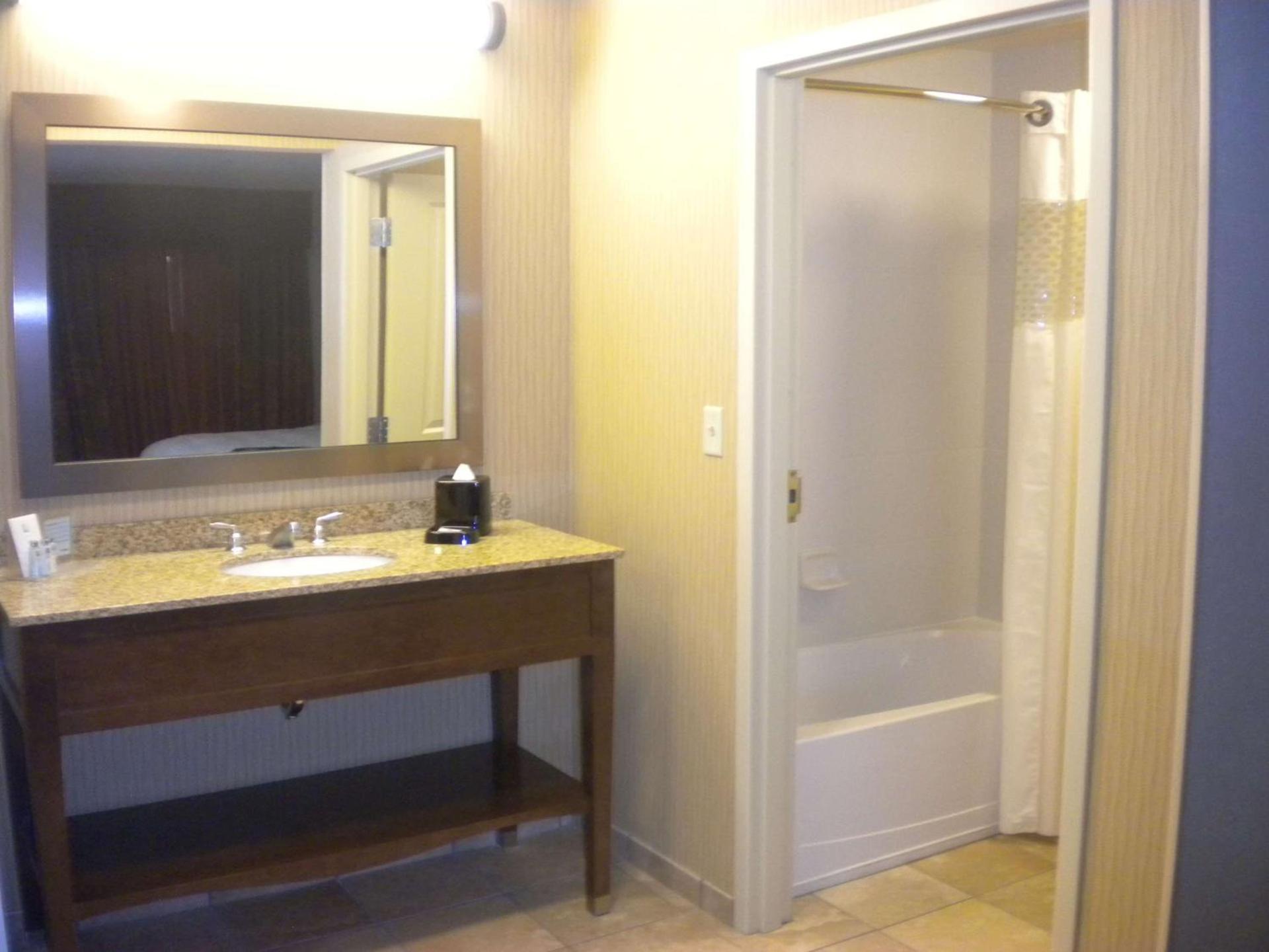 Hampton Inn & Suites Cincinnati / Uptown - University Area photo 27