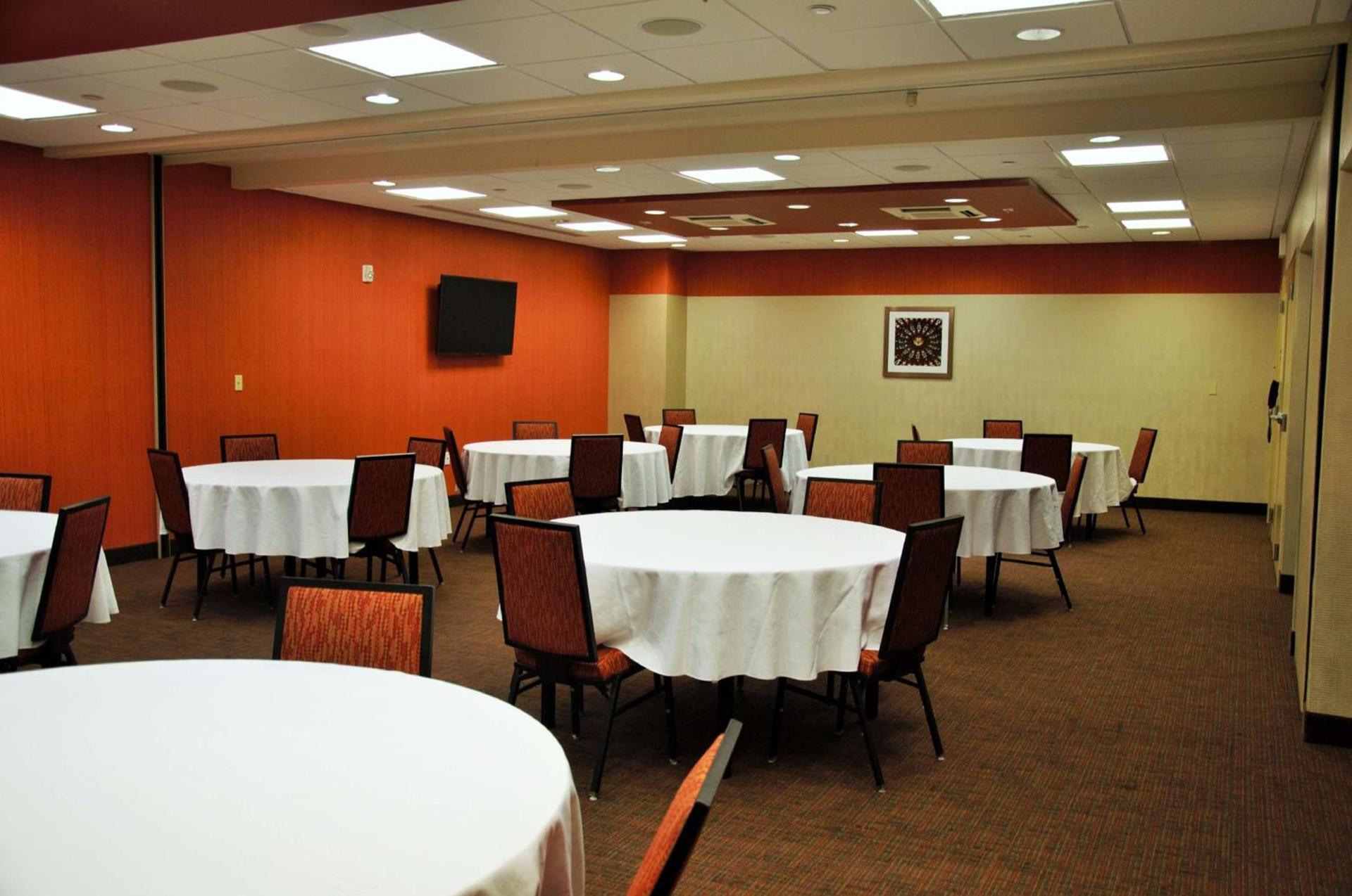 Hampton Inn & Suites Cincinnati / Uptown - University Area photo 32