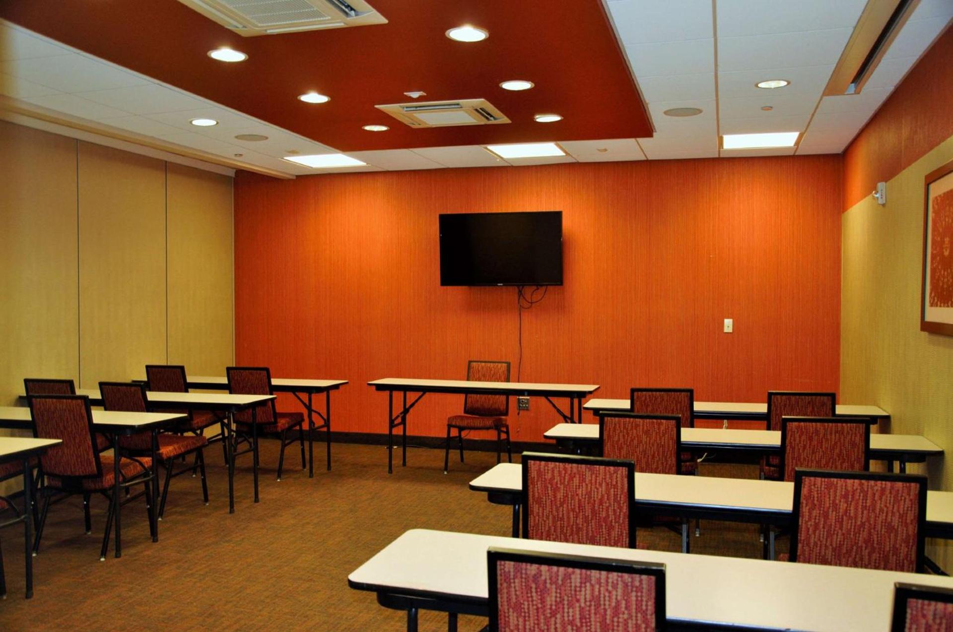 Hampton Inn & Suites Cincinnati / Uptown - University Area photo 33