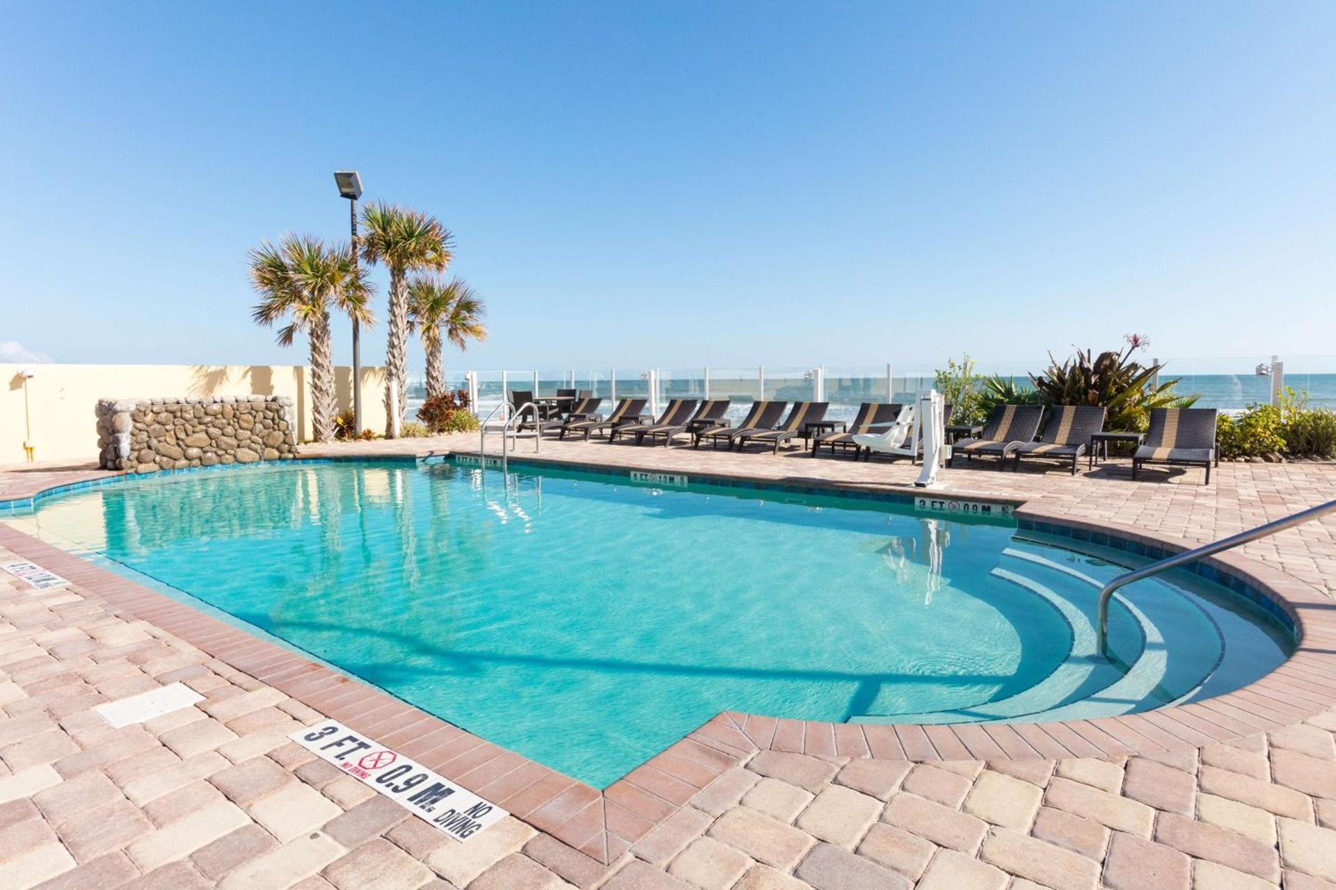 Hampton Inn Daytona Beach/Beachfront photo 2
