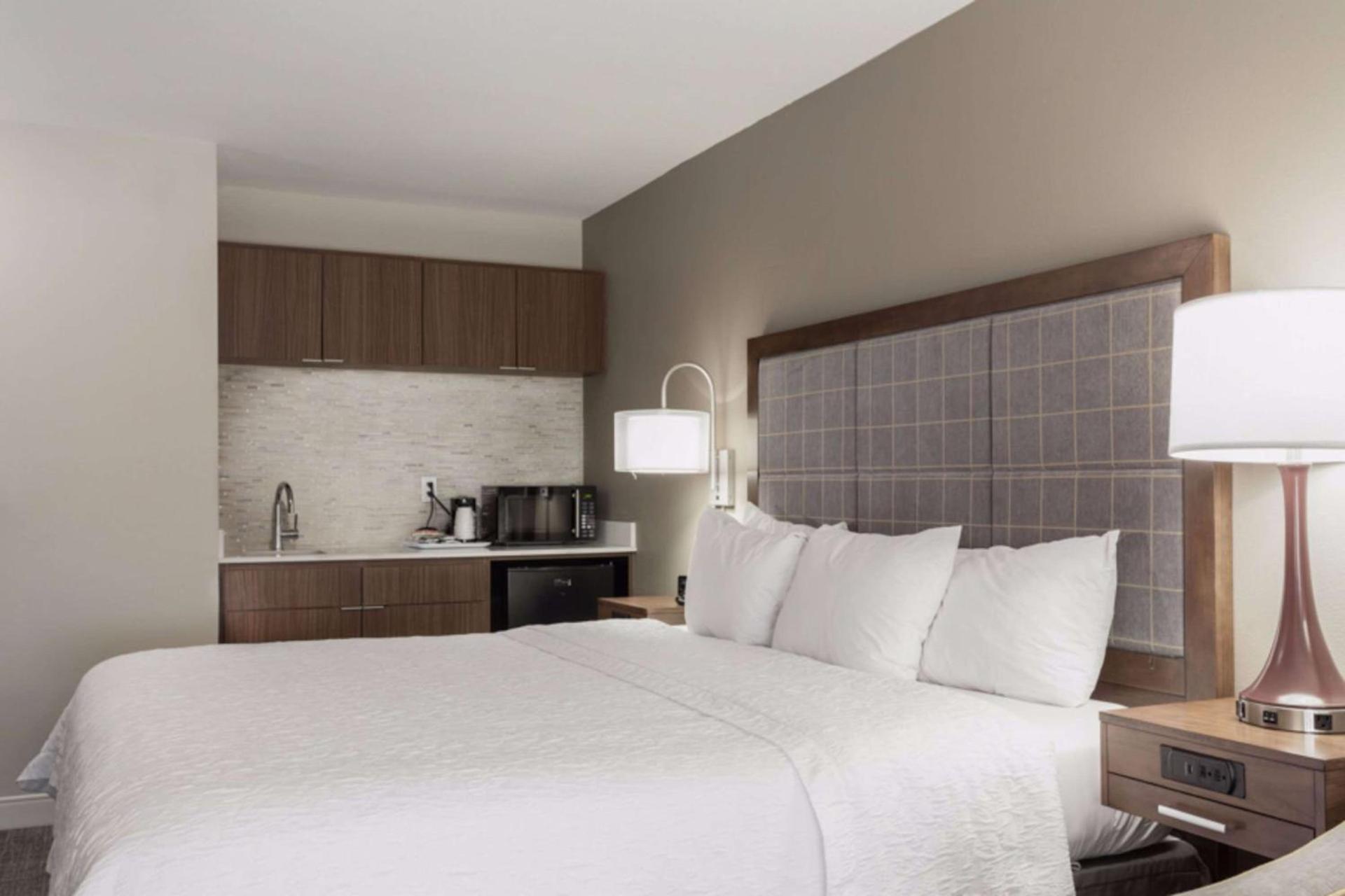 Hampton Inn & Suites Dallas DFW Airport North Grapevine photo 21