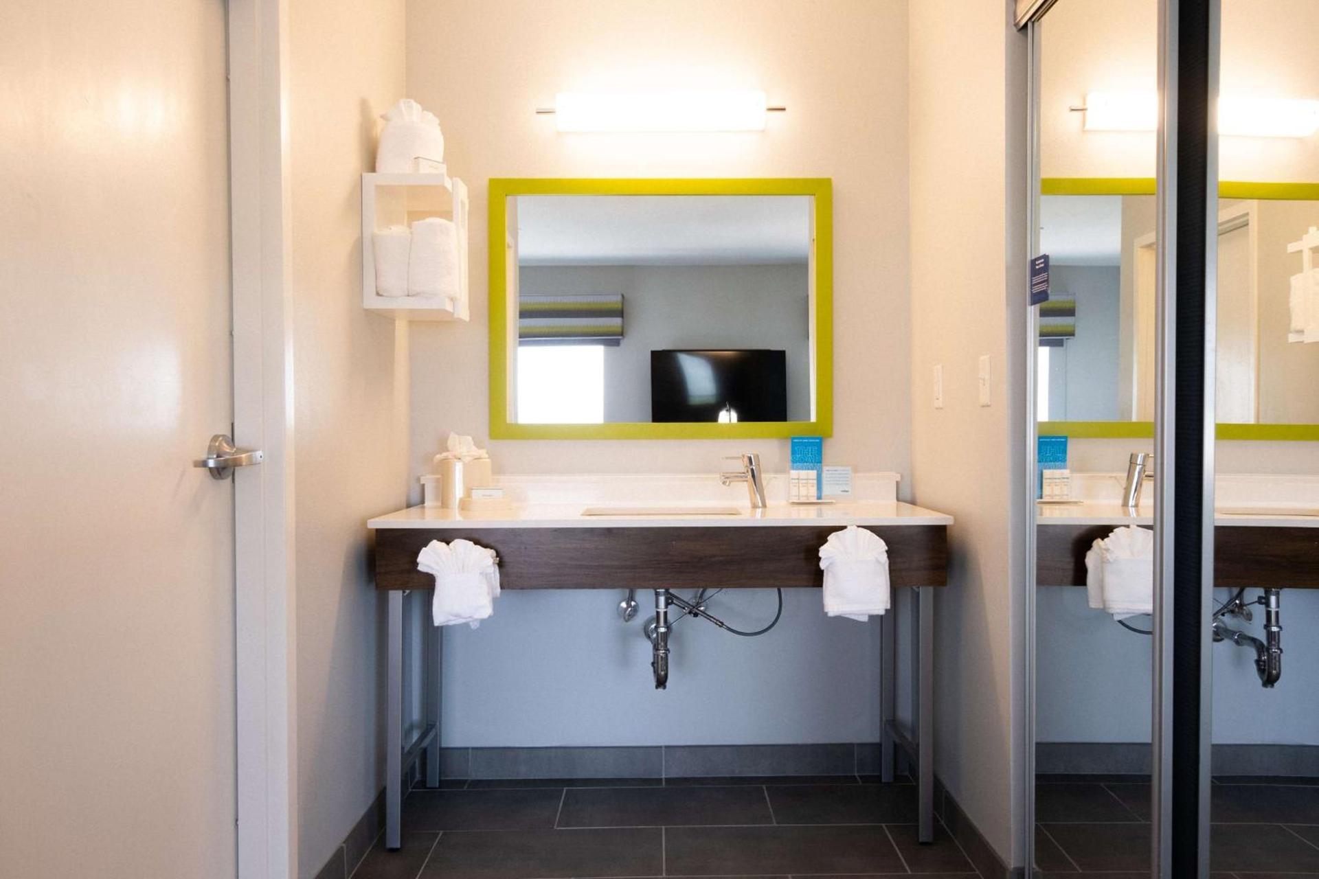 Hampton Inn and Suites Dallas/Lewisville-Vista Ridge Mall photo 24