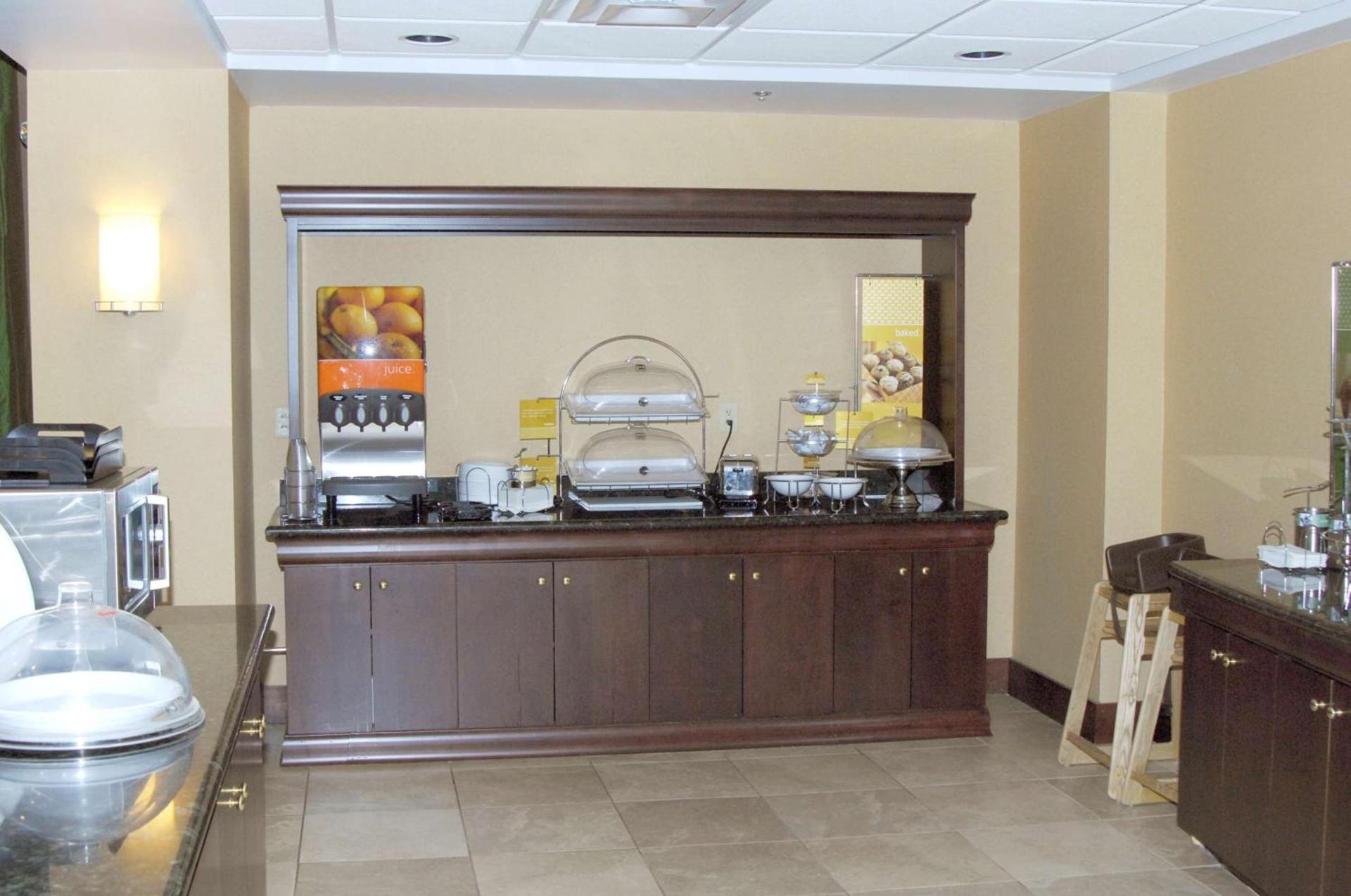 Hampton Inn & Suites Dayton-Airport photo 6