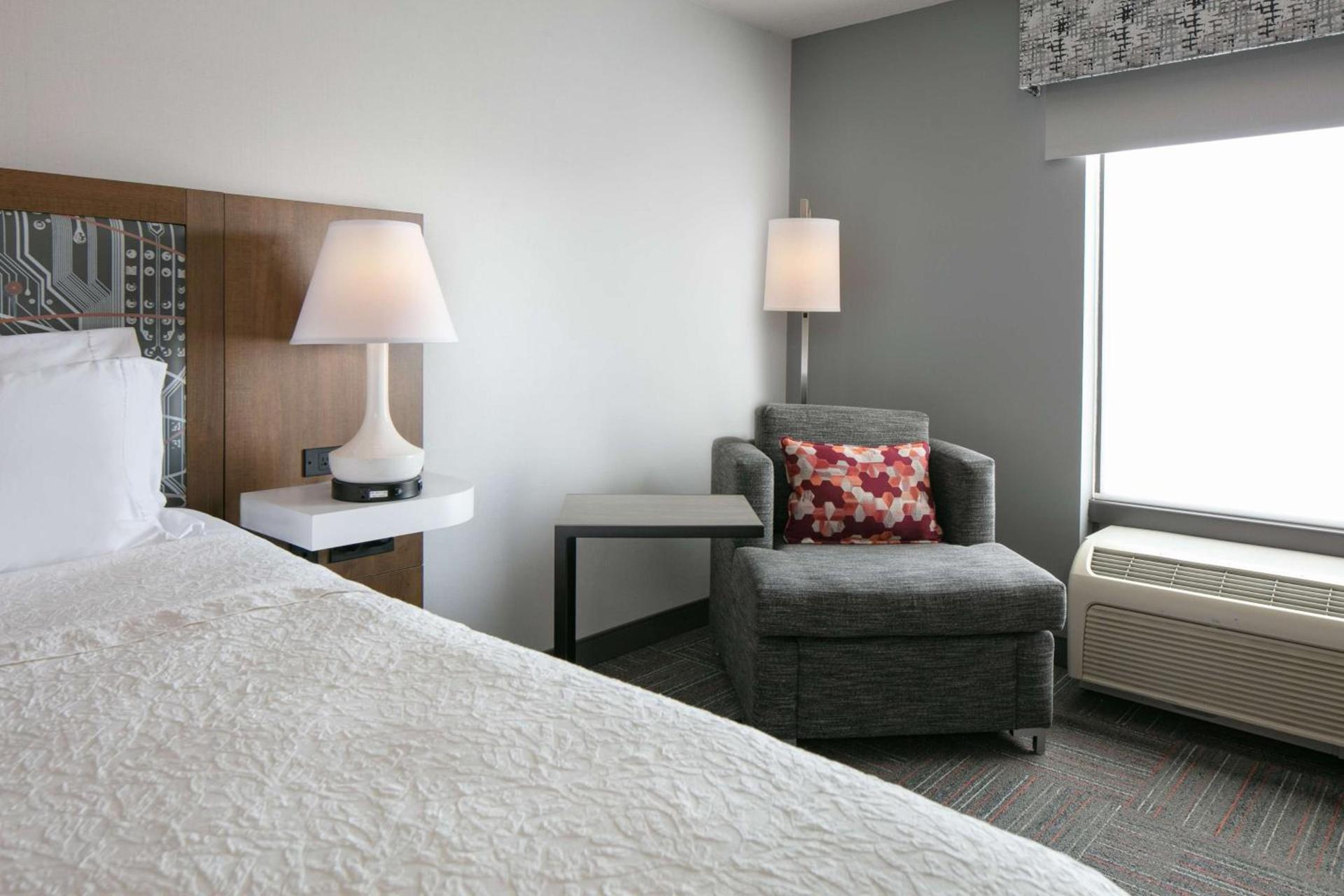 Hampton Inn Dubuque photo 17