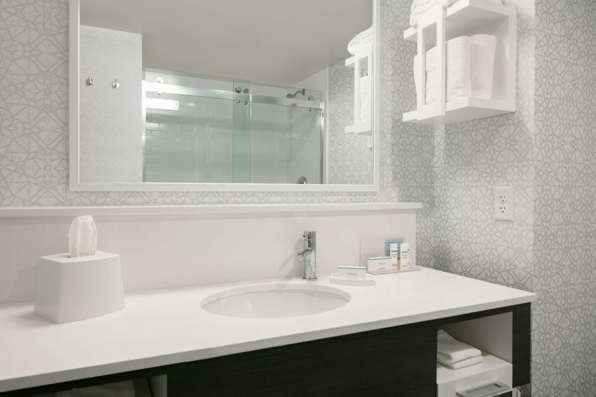 Hampton Inn Dubuque photo 19