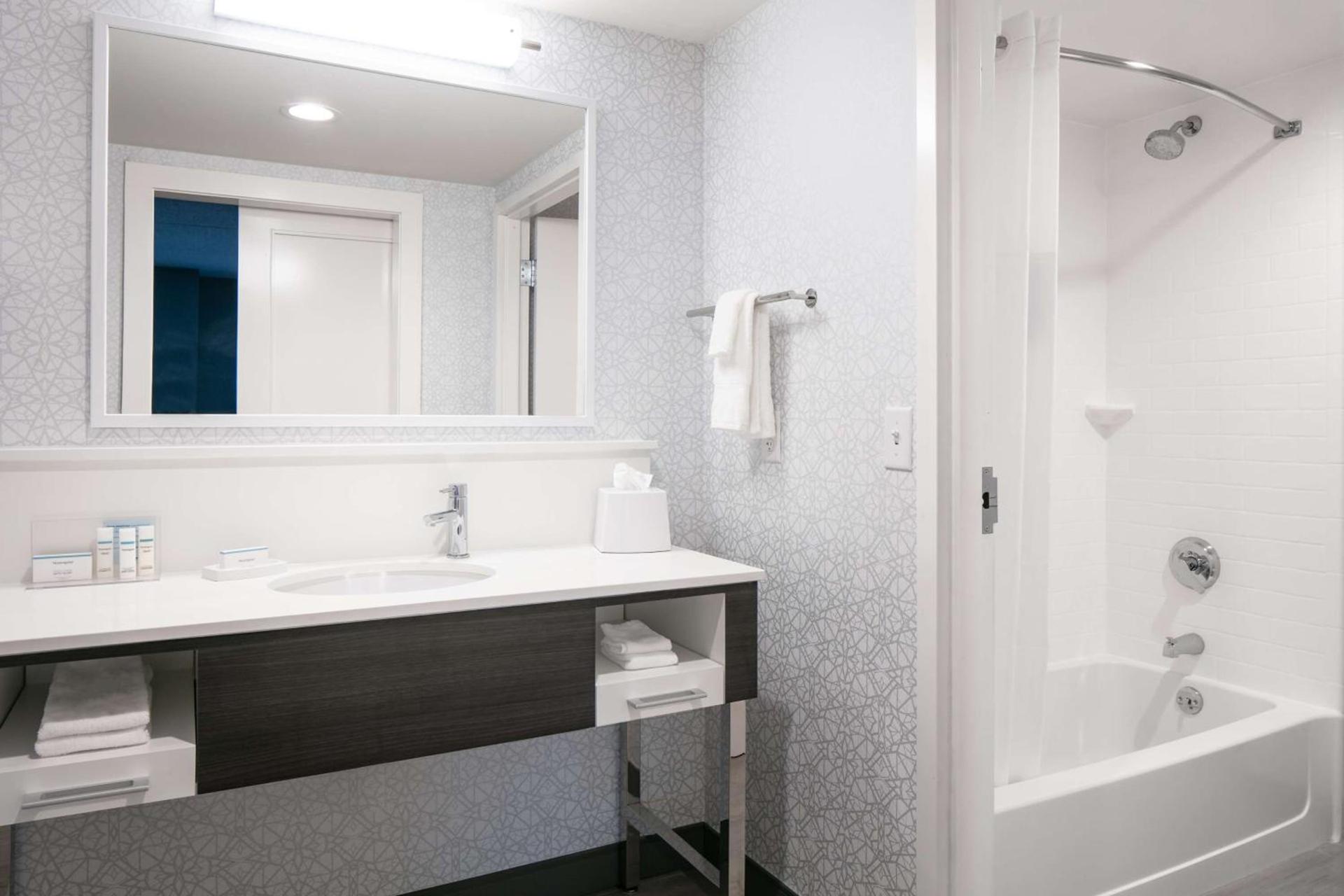 Hampton Inn Dubuque photo 21