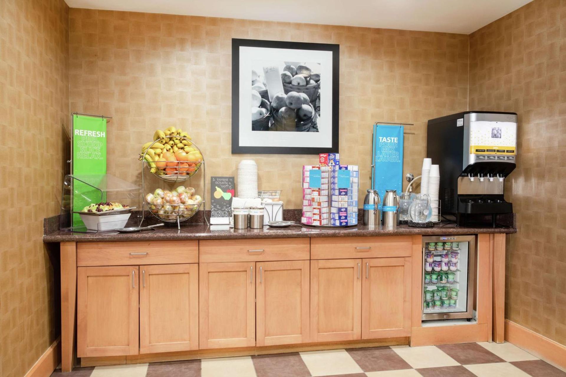 Hampton Inn and Suites Denver/South-RidgeGate photo 8