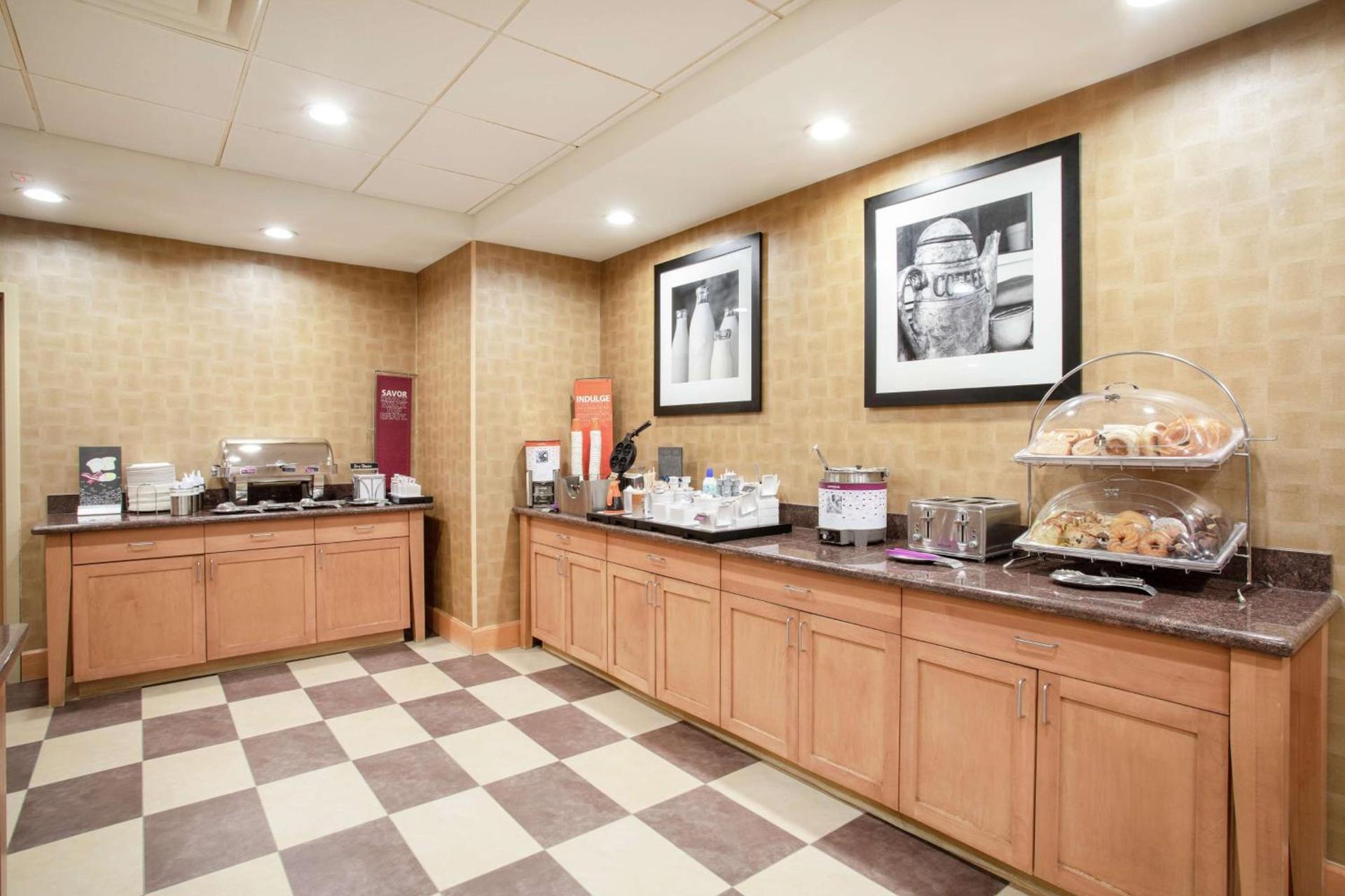 Hampton Inn and Suites Denver/South-RidgeGate photo 10