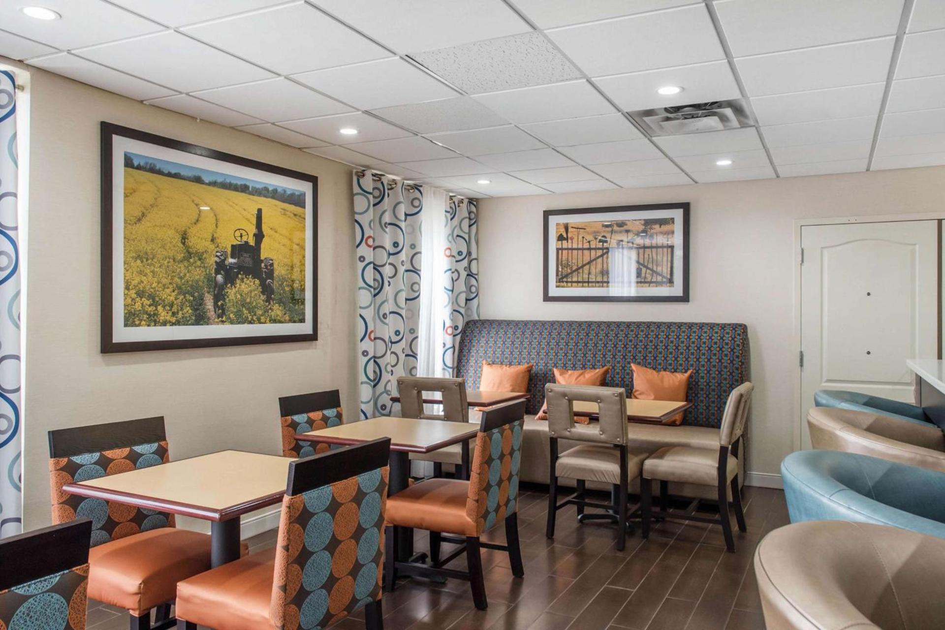 Hampton Inn Douglas photo 8