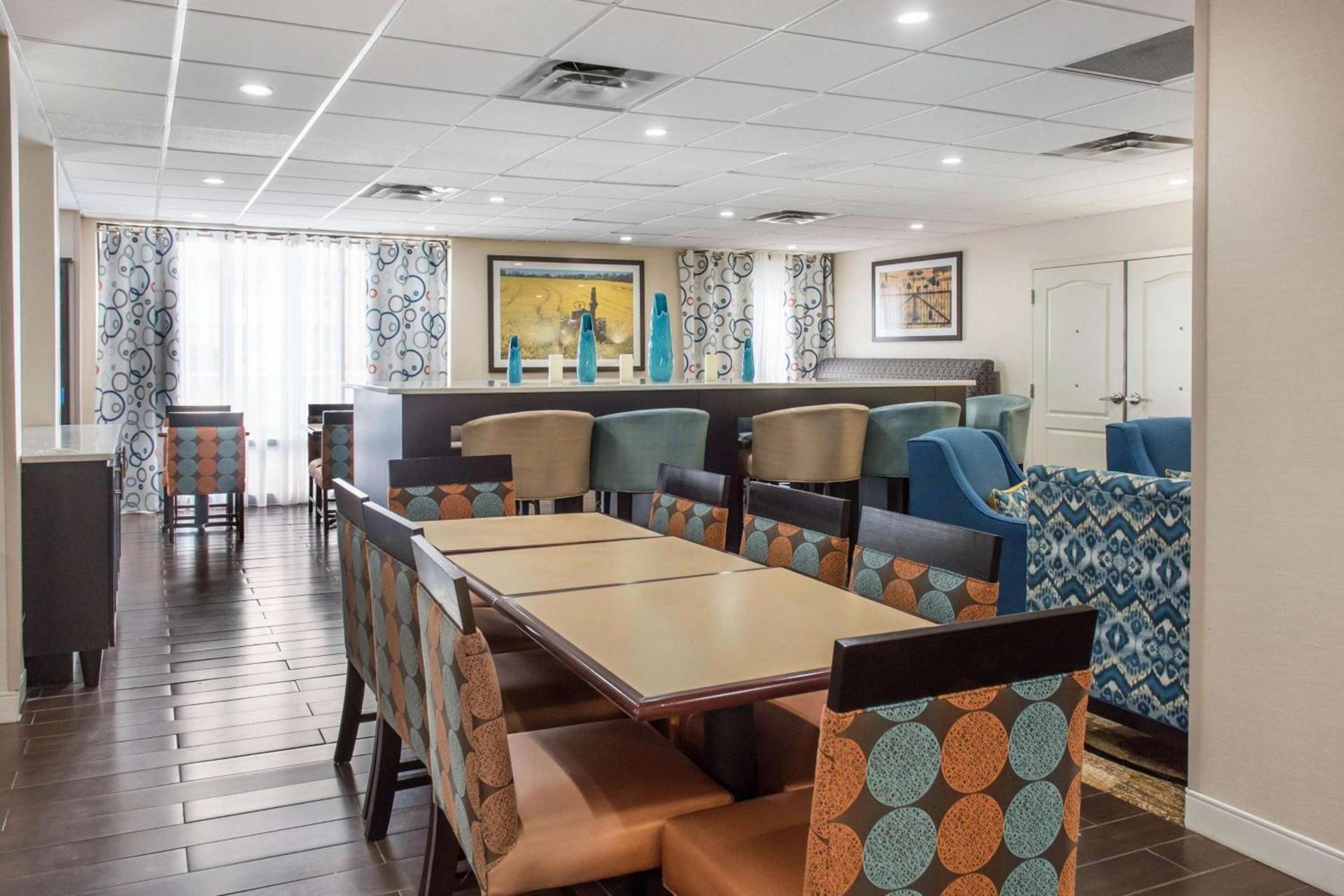 Hampton Inn Douglas photo 11