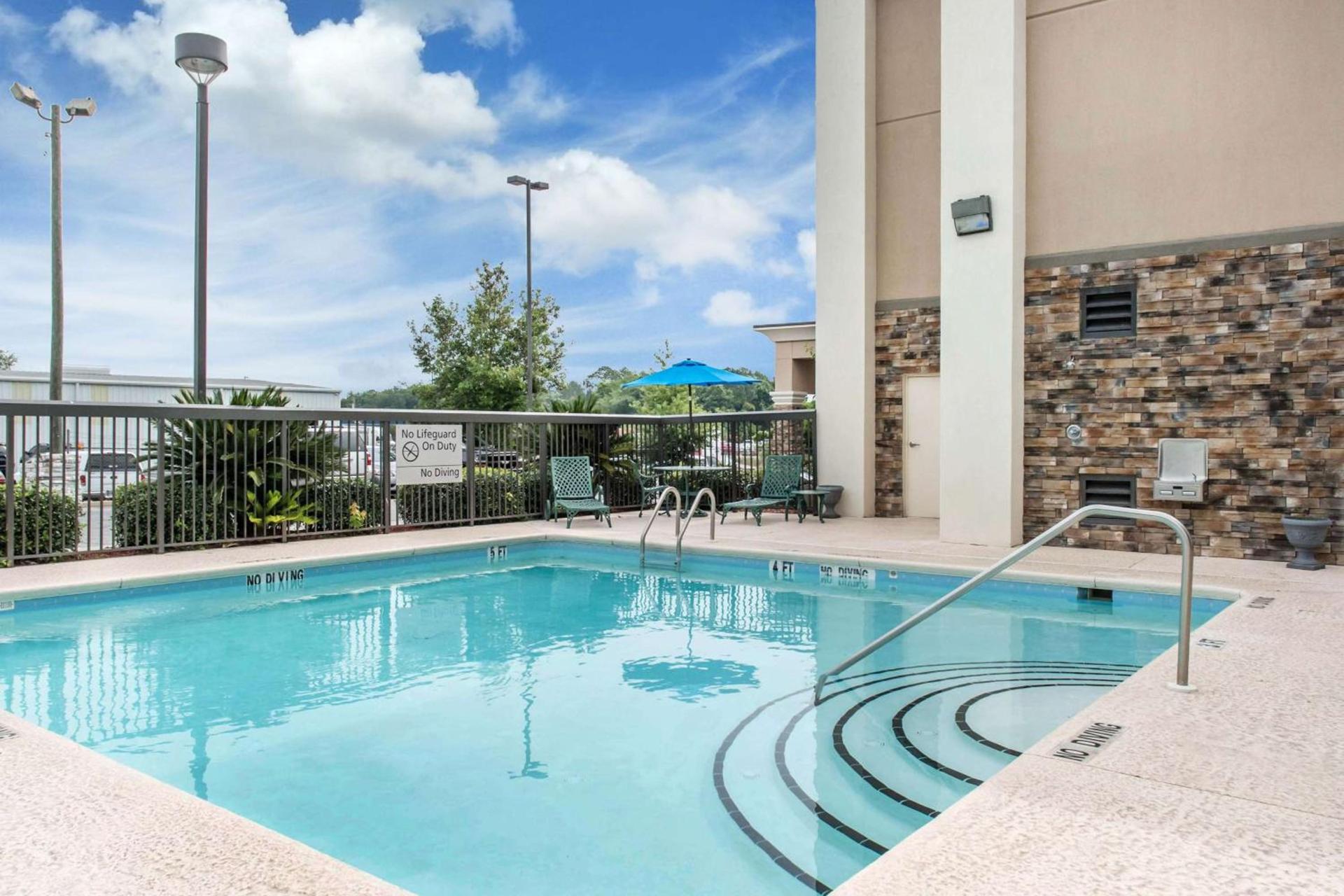 Hampton Inn Douglas photo 12