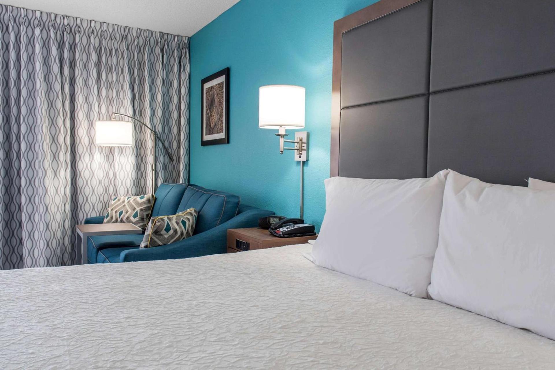 Hampton Inn Douglas photo 21