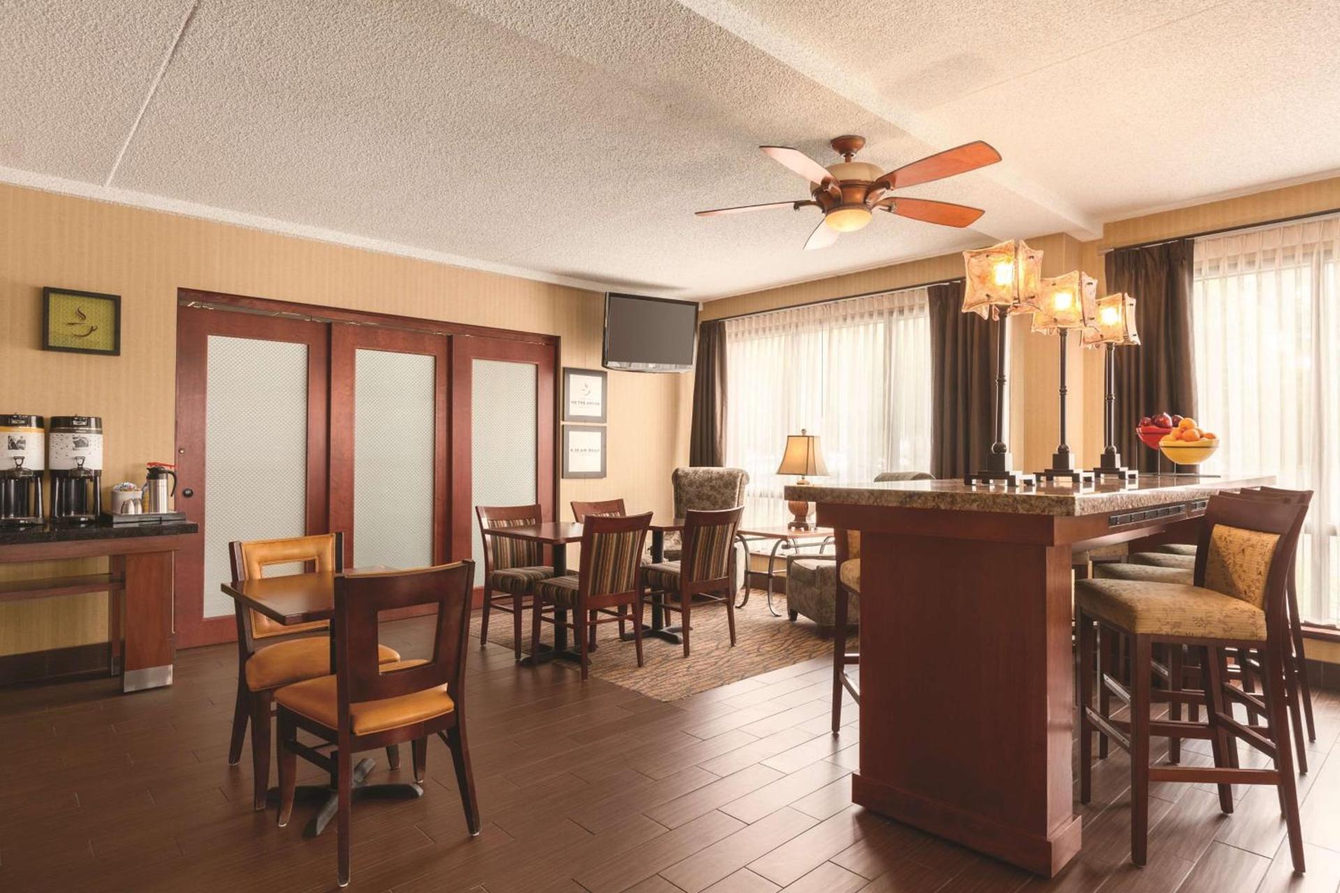 Hampton Inn Des Moines-Airport photo 5