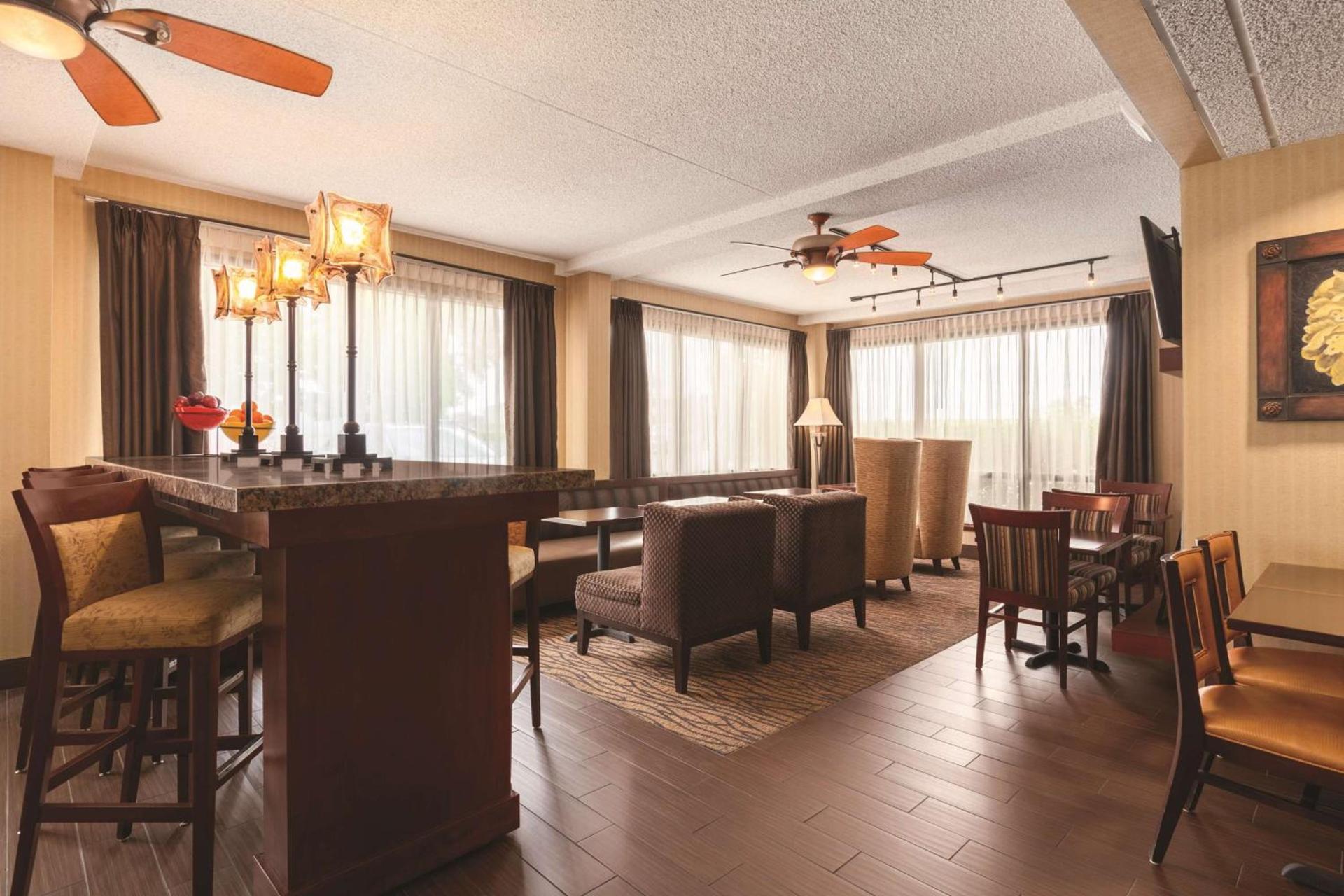 Hampton Inn Des Moines-Airport photo 6