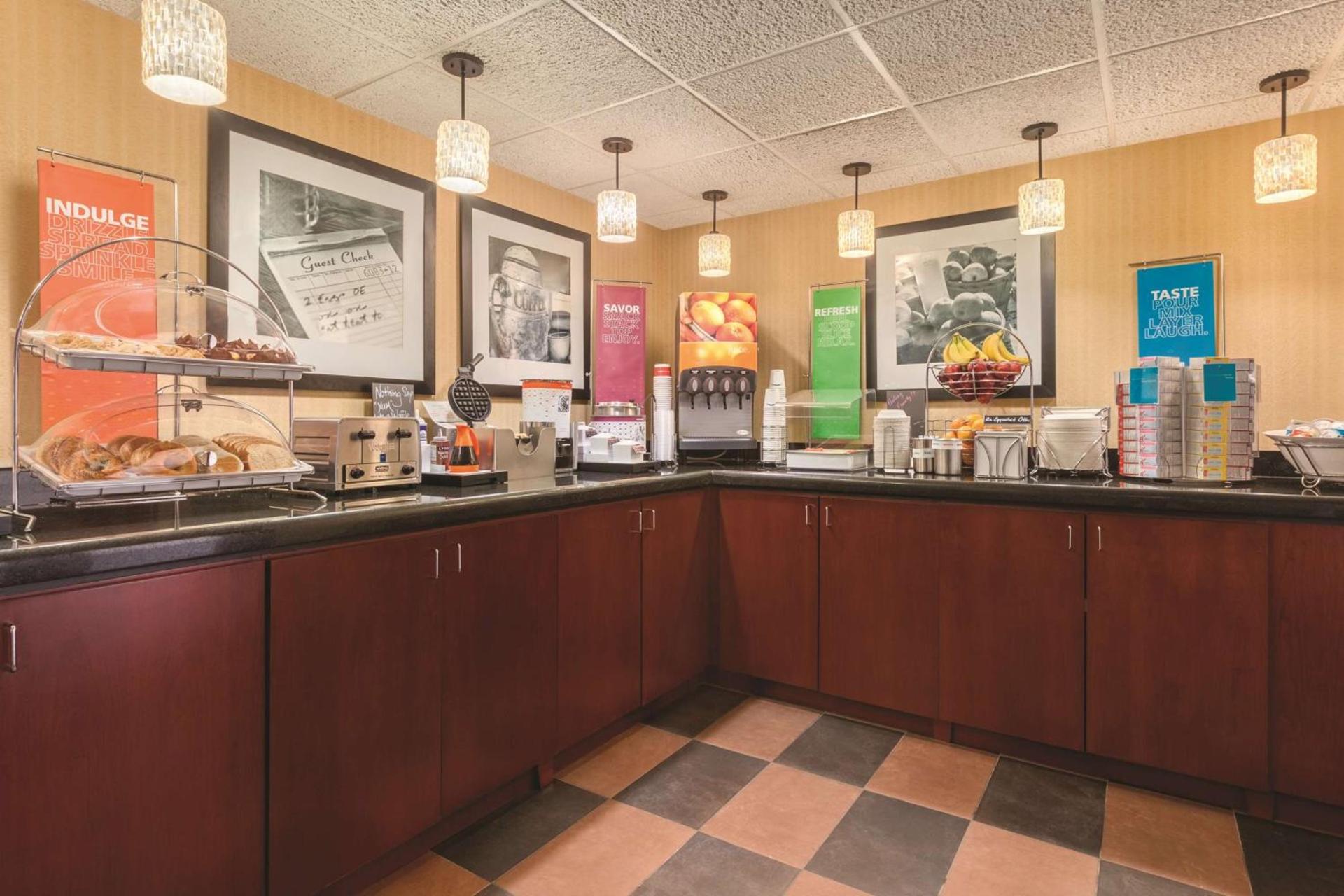 Hampton Inn Des Moines-Airport photo 8