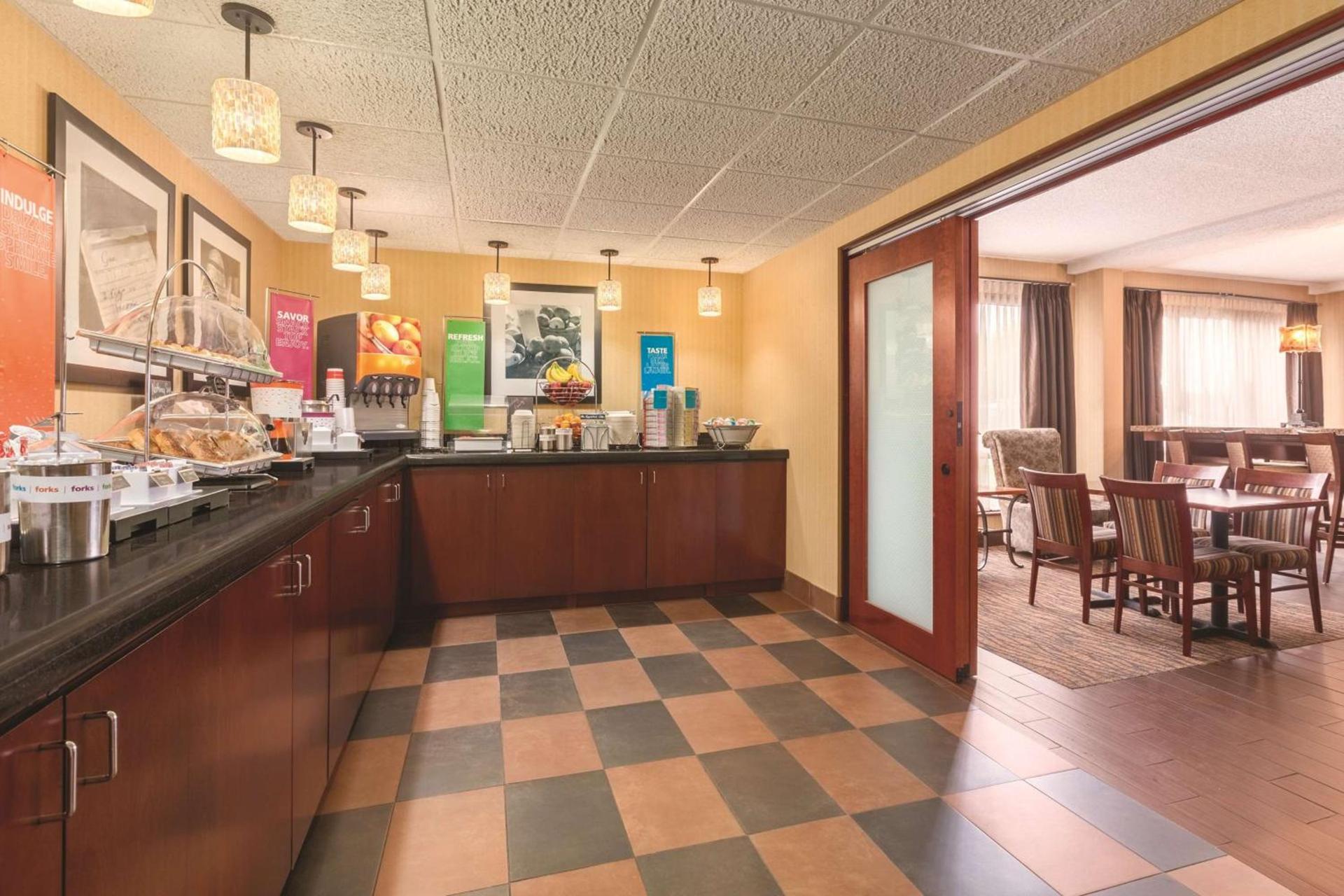Hampton Inn Des Moines-Airport photo 10