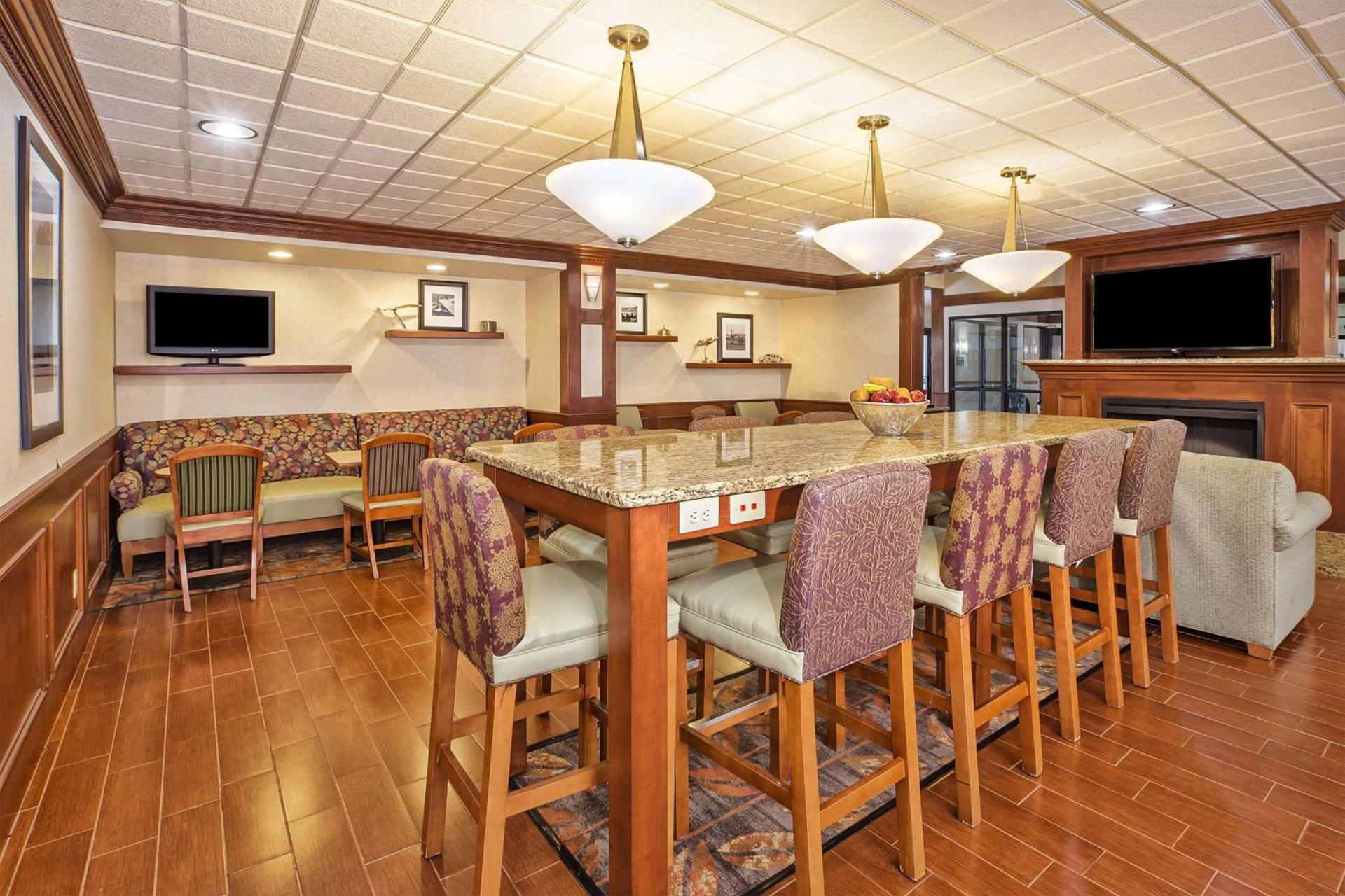 Hampton Inn Detroit/Belleville-Airport Area photo 5