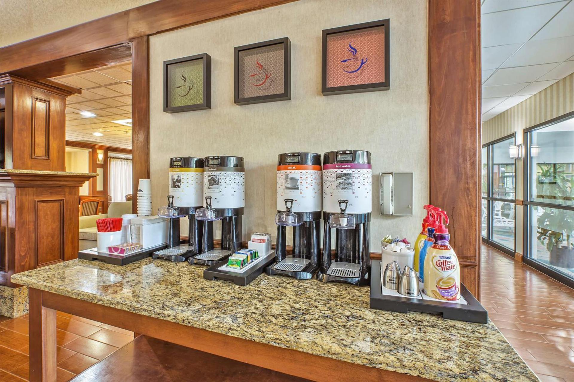 Hampton Inn Detroit/Belleville-Airport Area photo 8