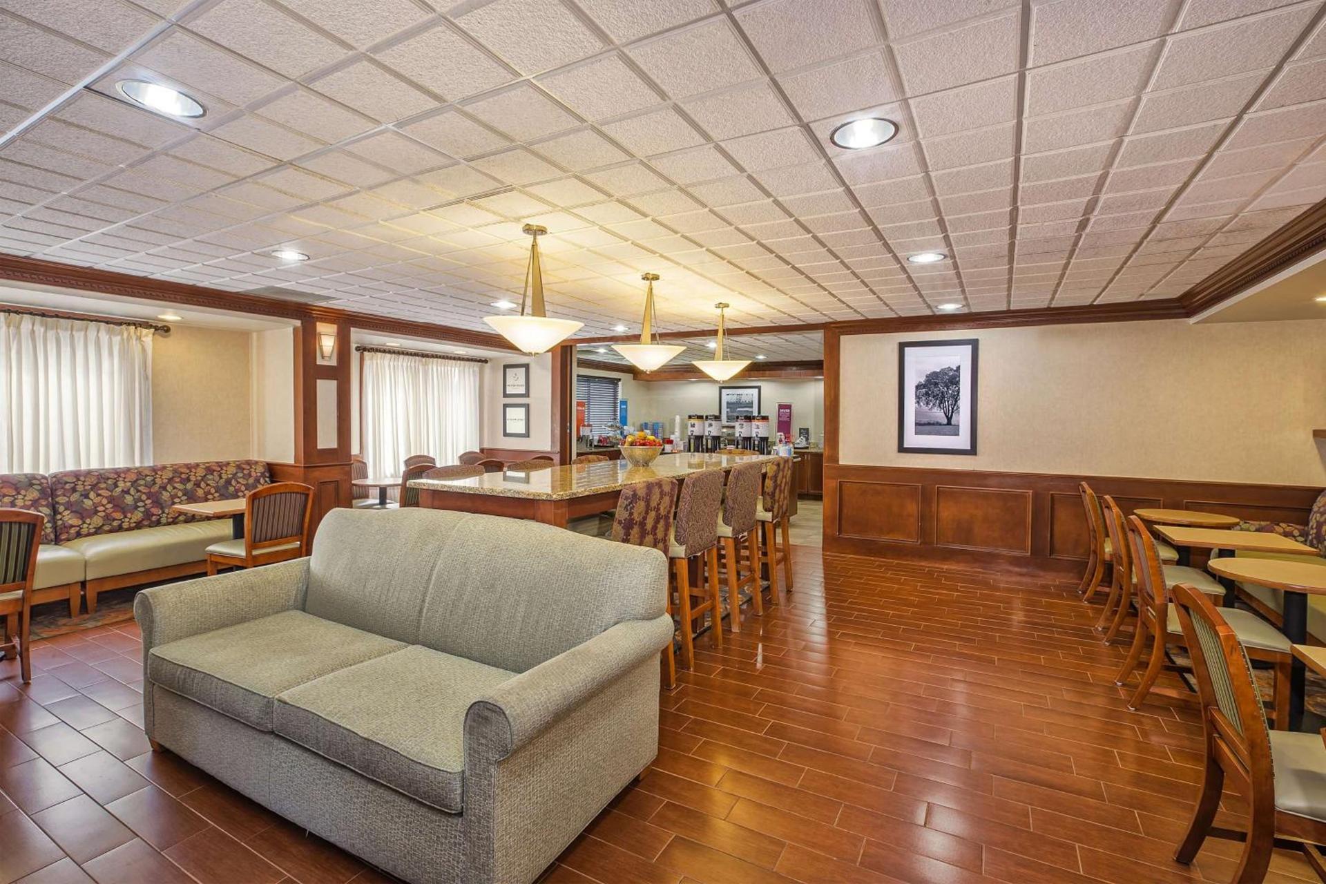 Hampton Inn Detroit/Belleville-Airport Area photo 6