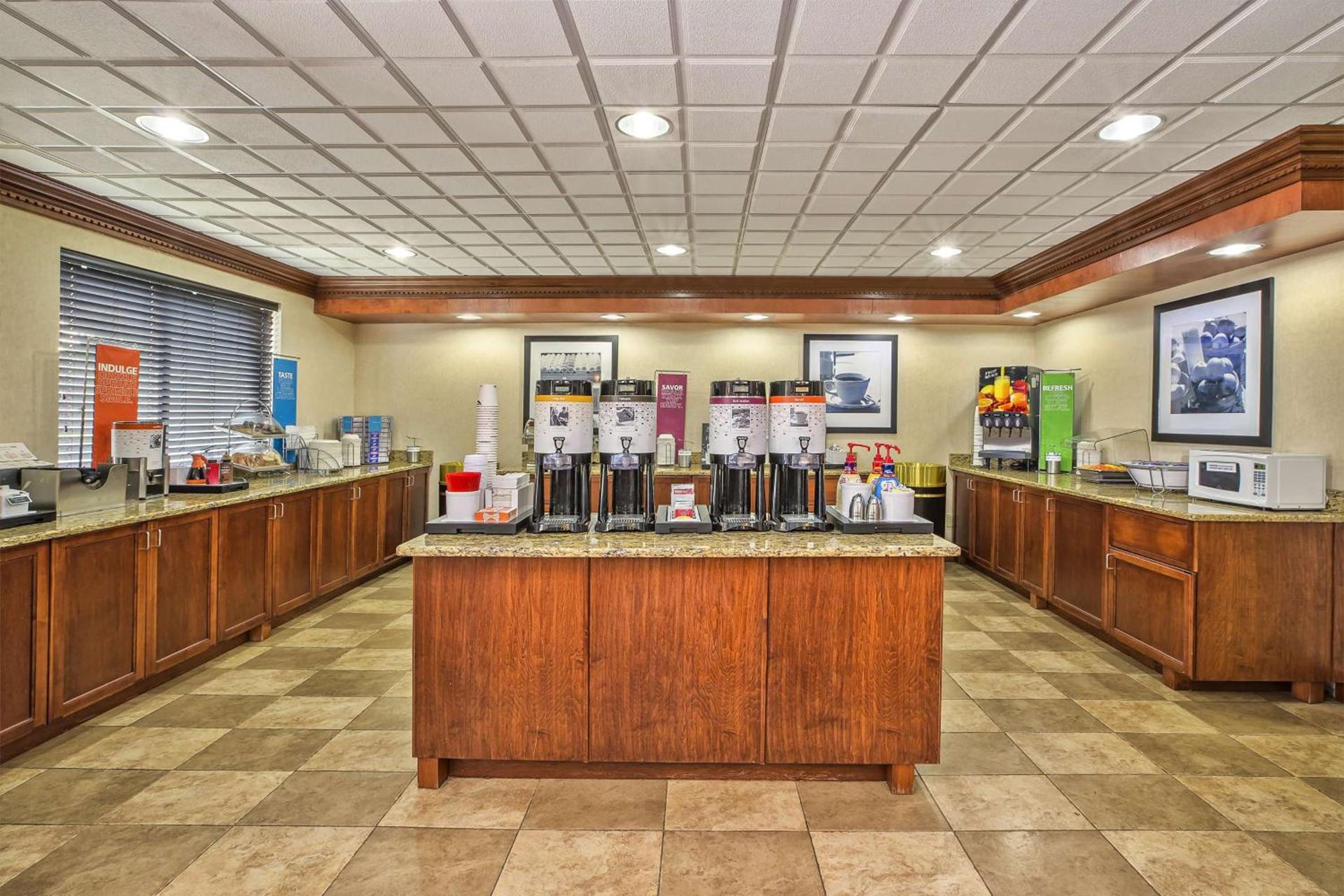 Hampton Inn Detroit/Belleville-Airport Area photo 7