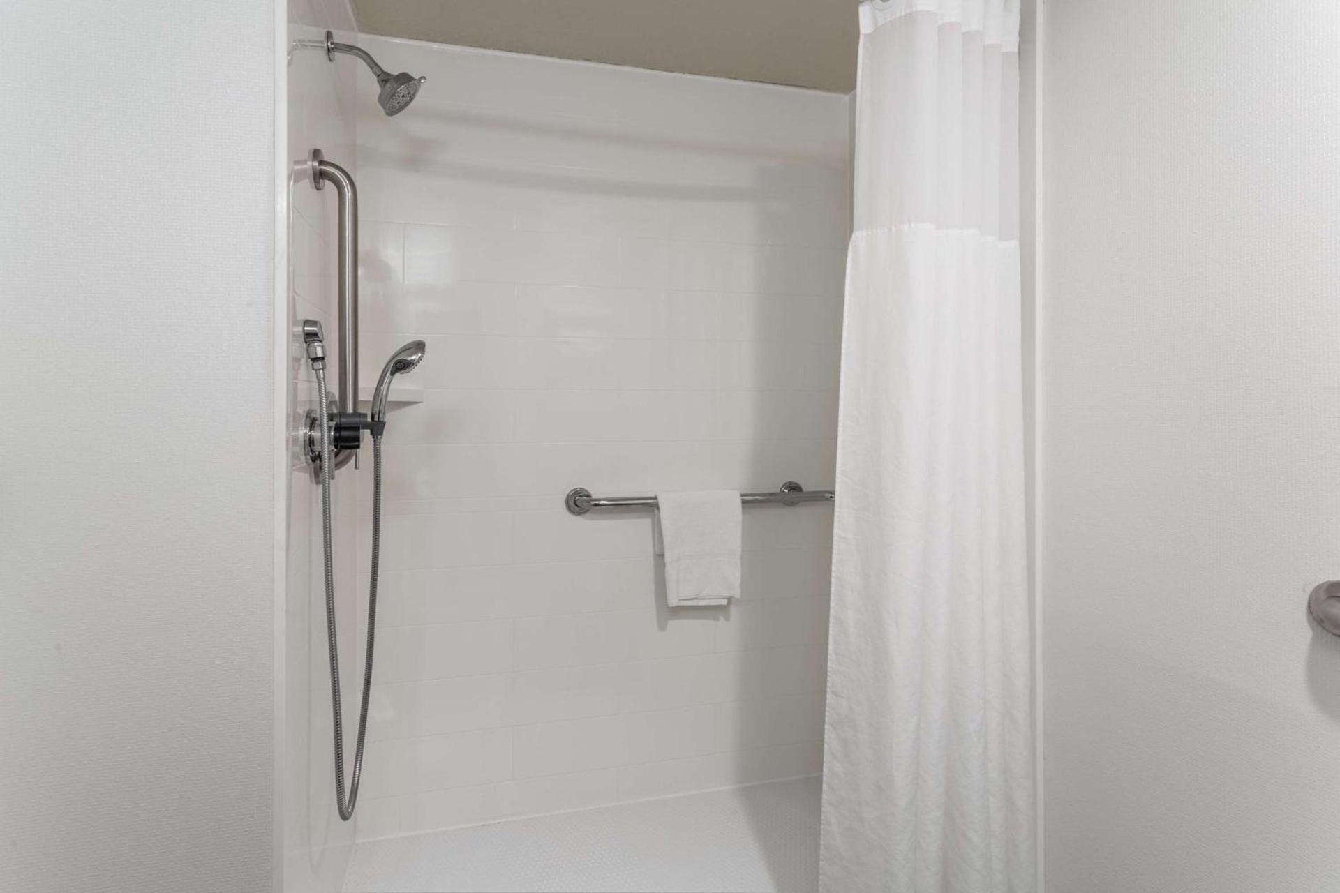 Hampton Inn Eau Claire photo 24