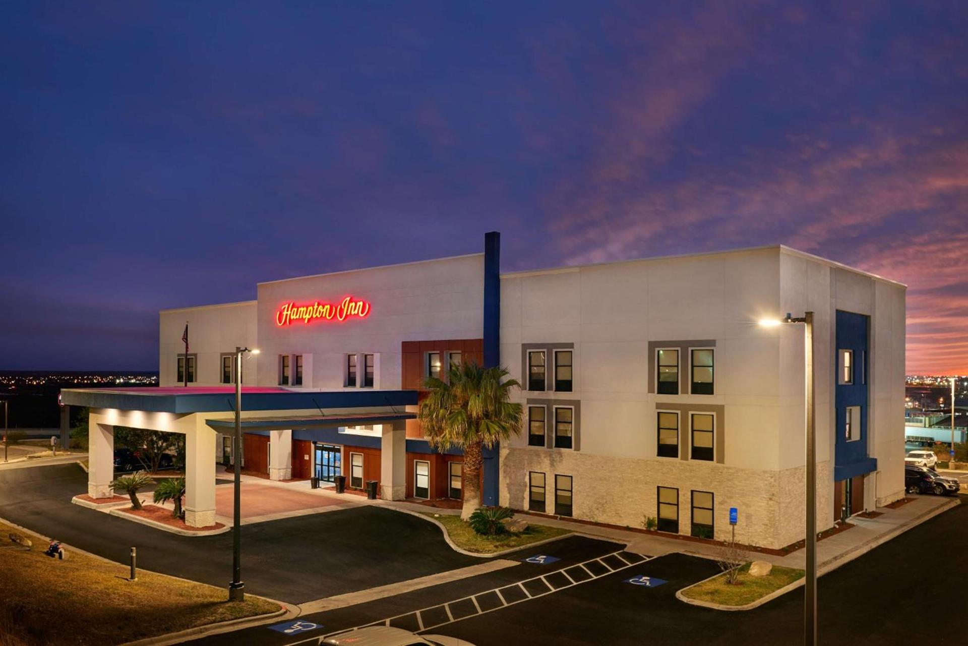 Hampton Inn Eagle Pass photo 2