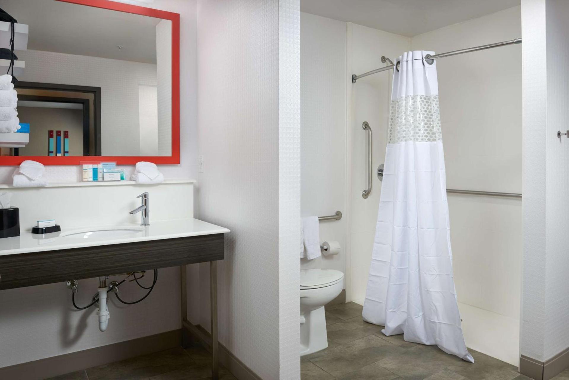 Hampton Inn Eagle Pass photo 19