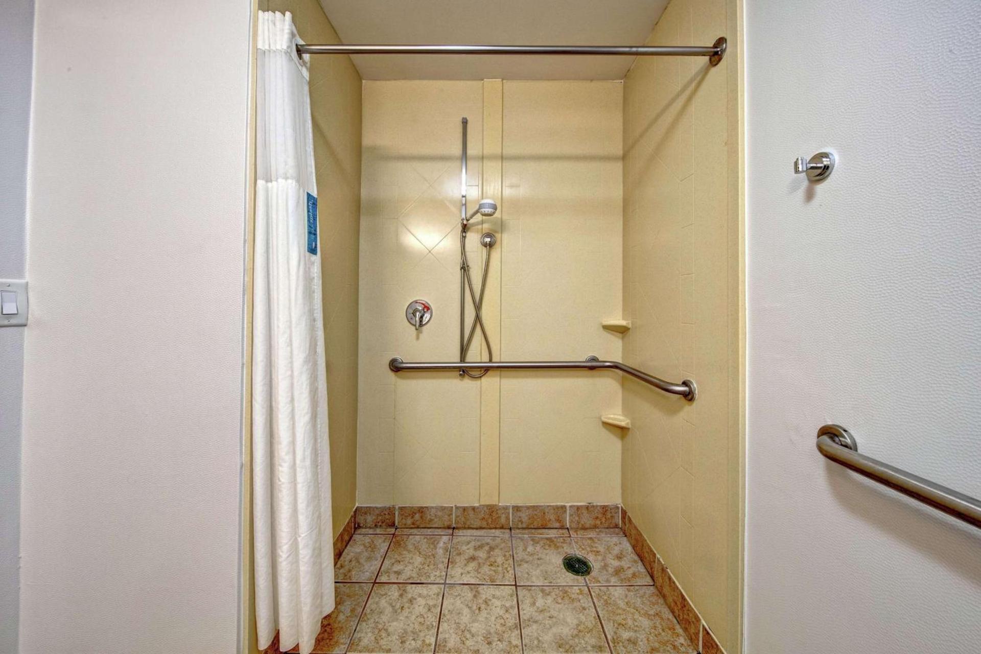 Hampton Inn Elizabeth City photo 26