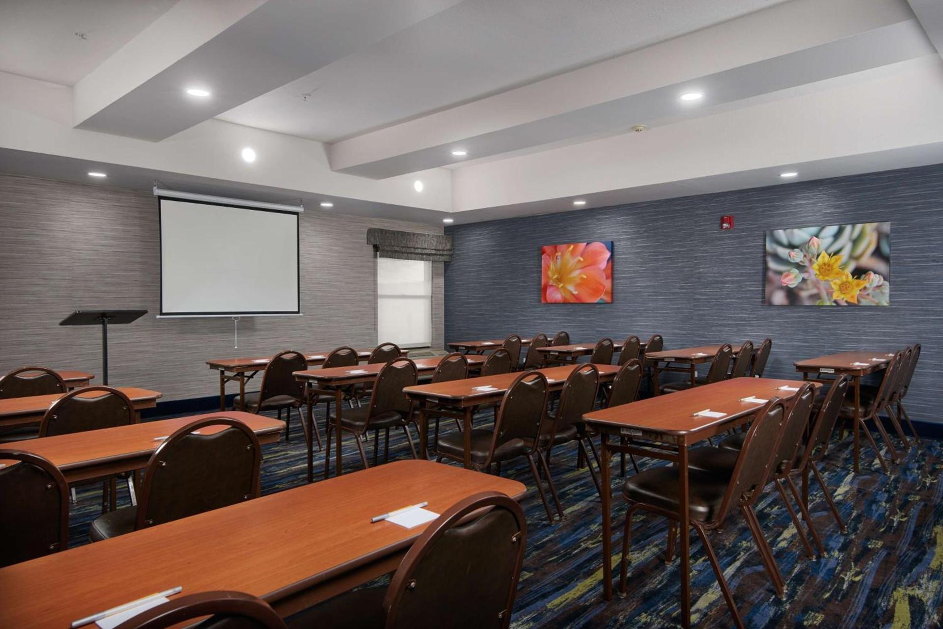 Hampton Inn Eagle Pass photo 35