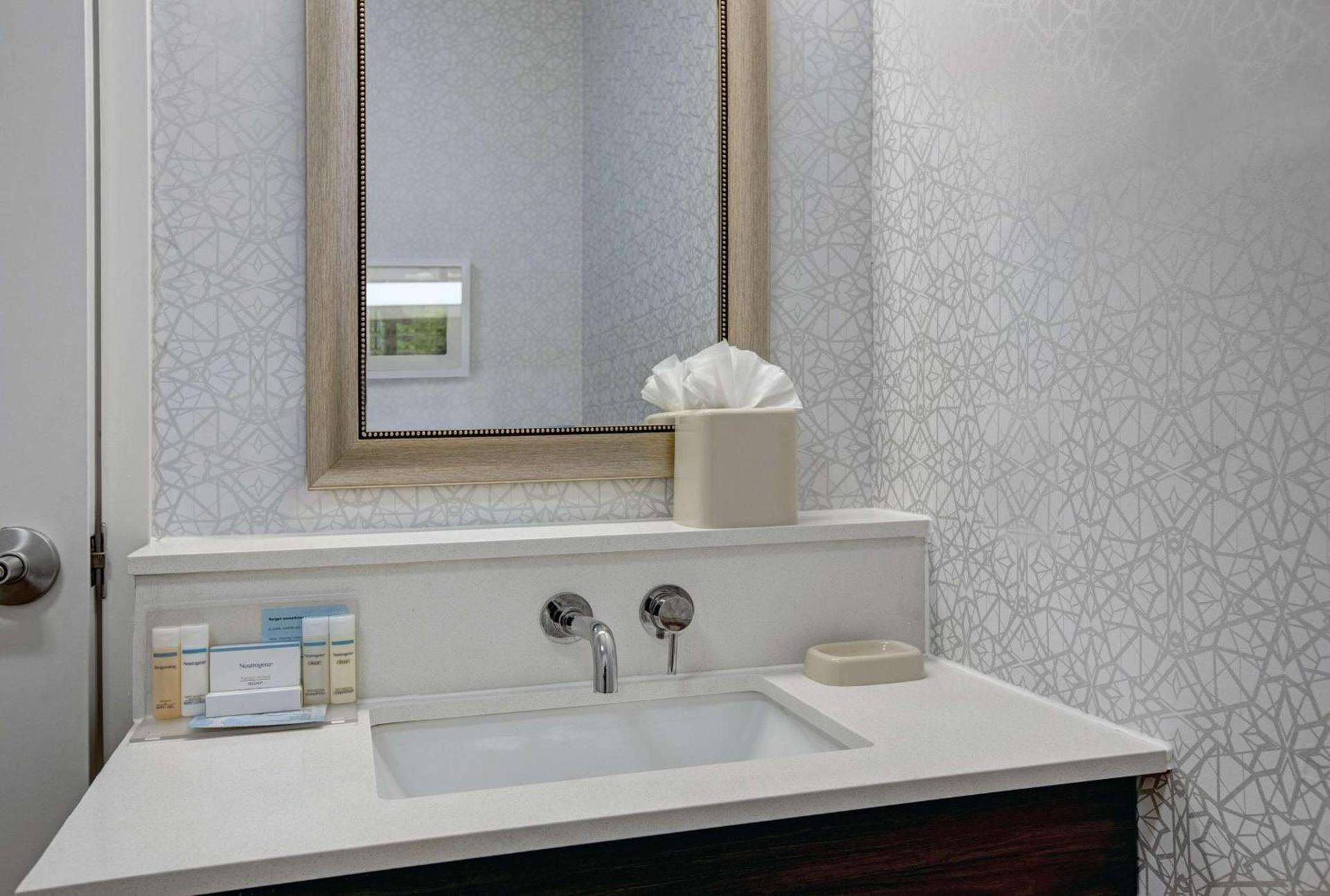 Hampton Inn Keokuk photo 16