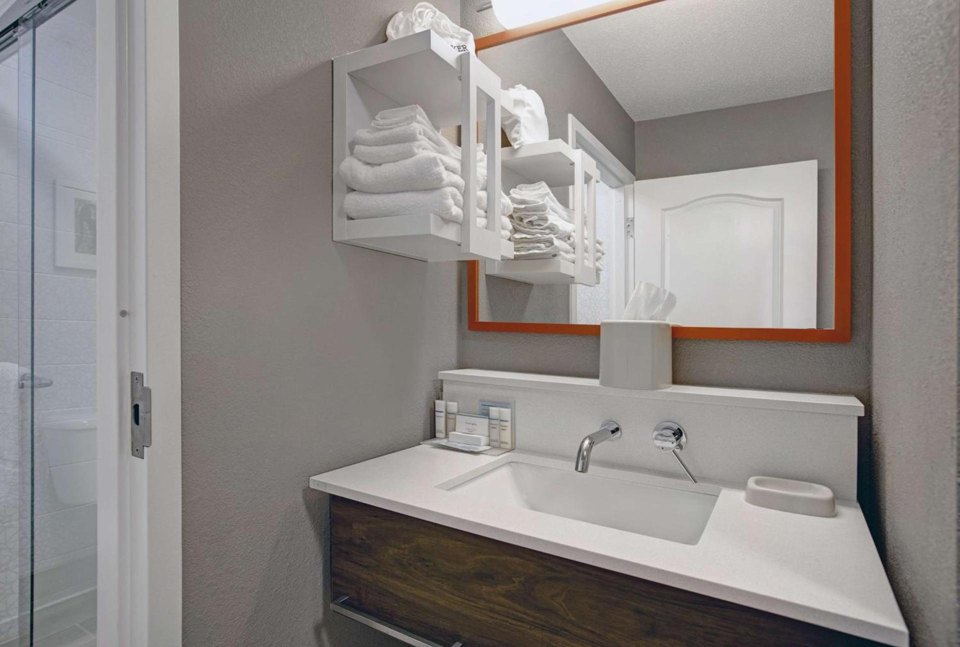Hampton Inn Keokuk photo 25
