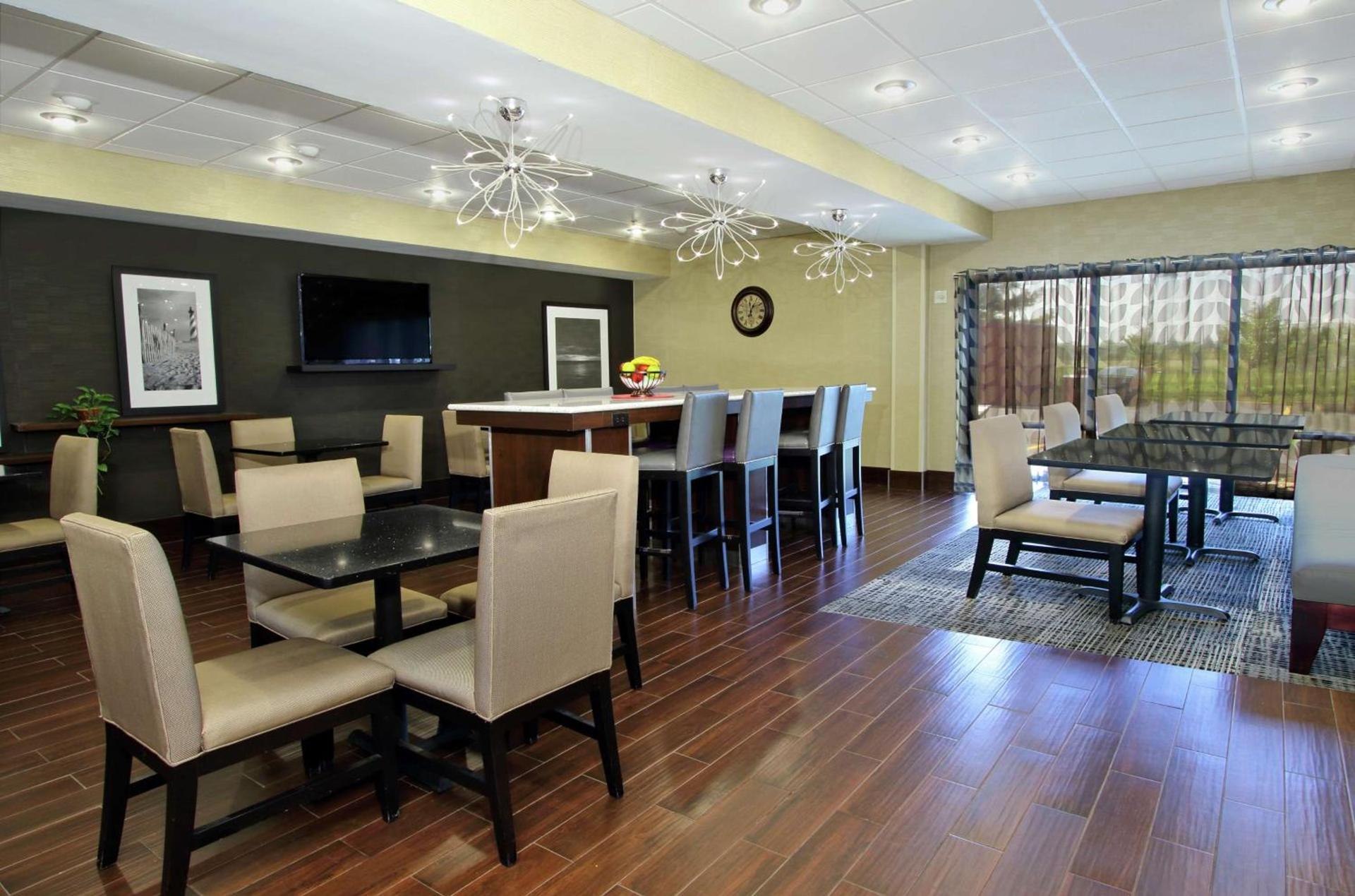 Hampton Inn Ashtabula photo 9