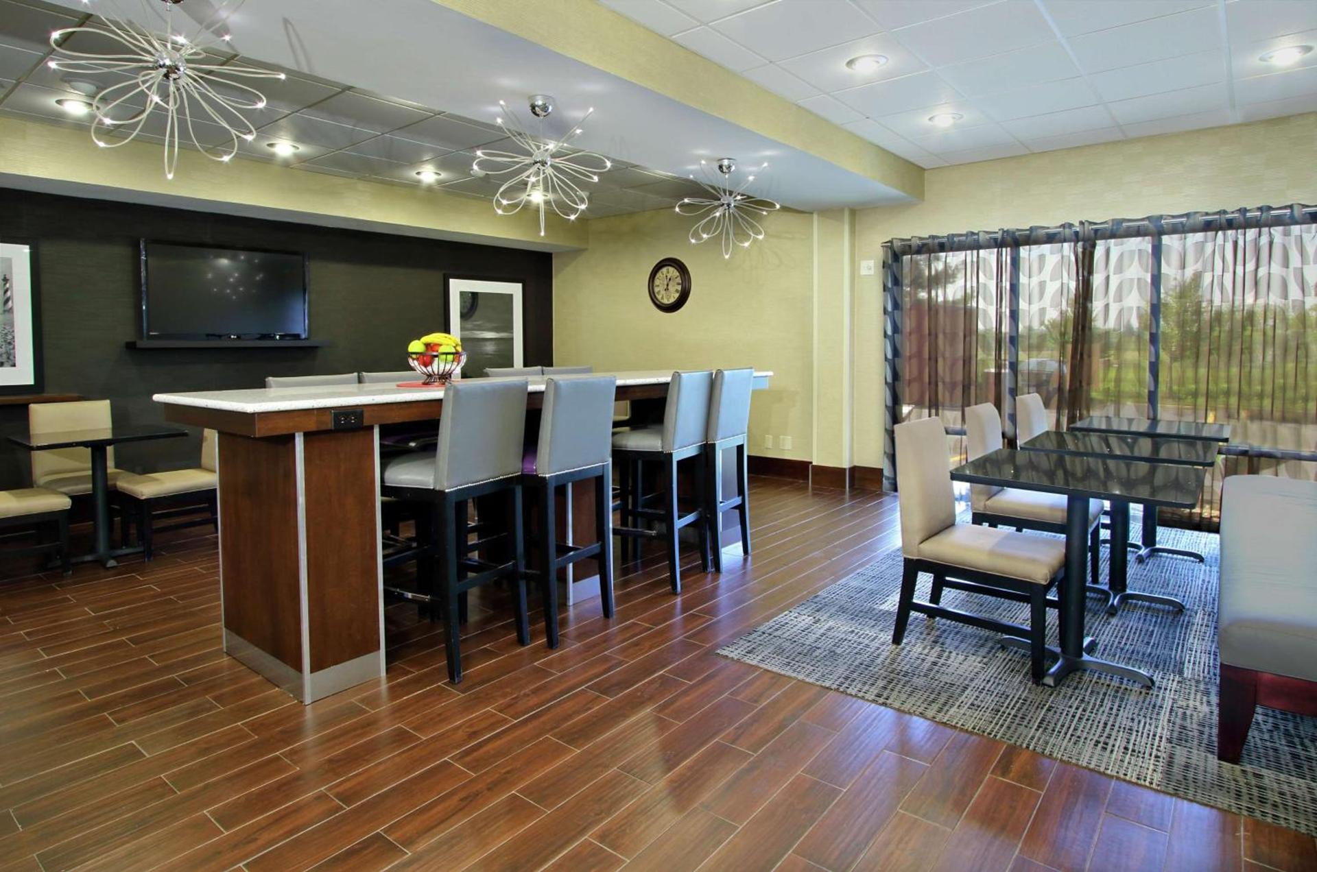 Hampton Inn Ashtabula photo 11