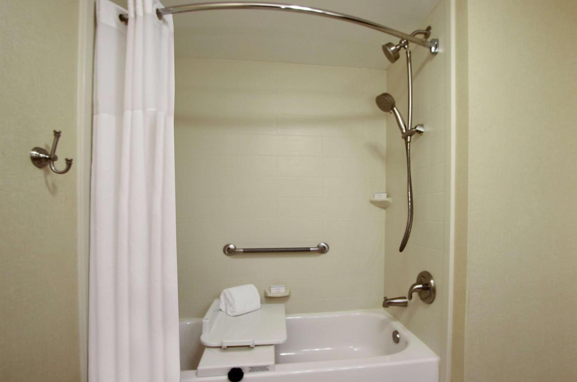 Hampton Inn Ashtabula photo 19
