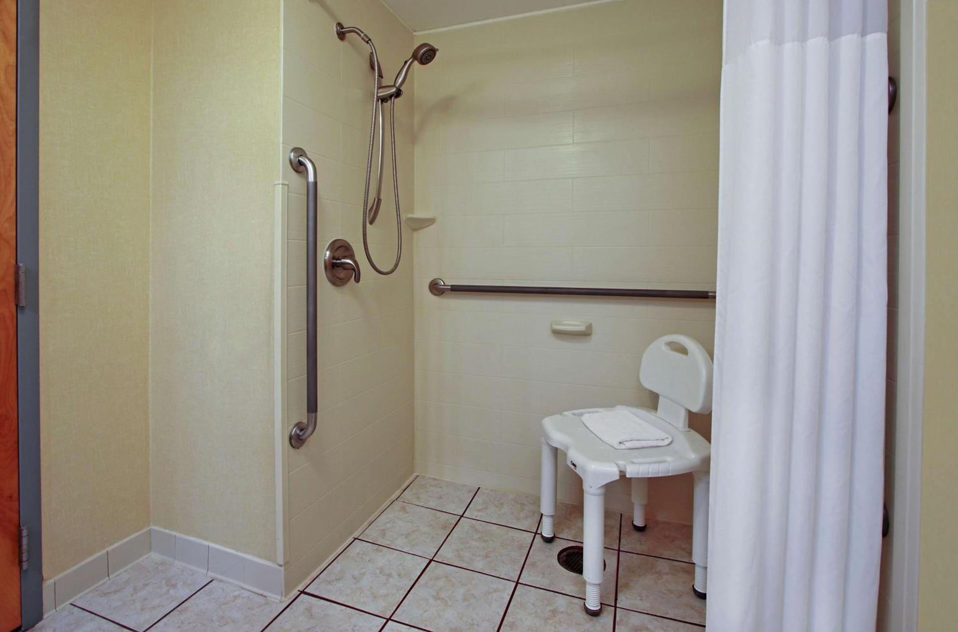 Hampton Inn Ashtabula photo 18