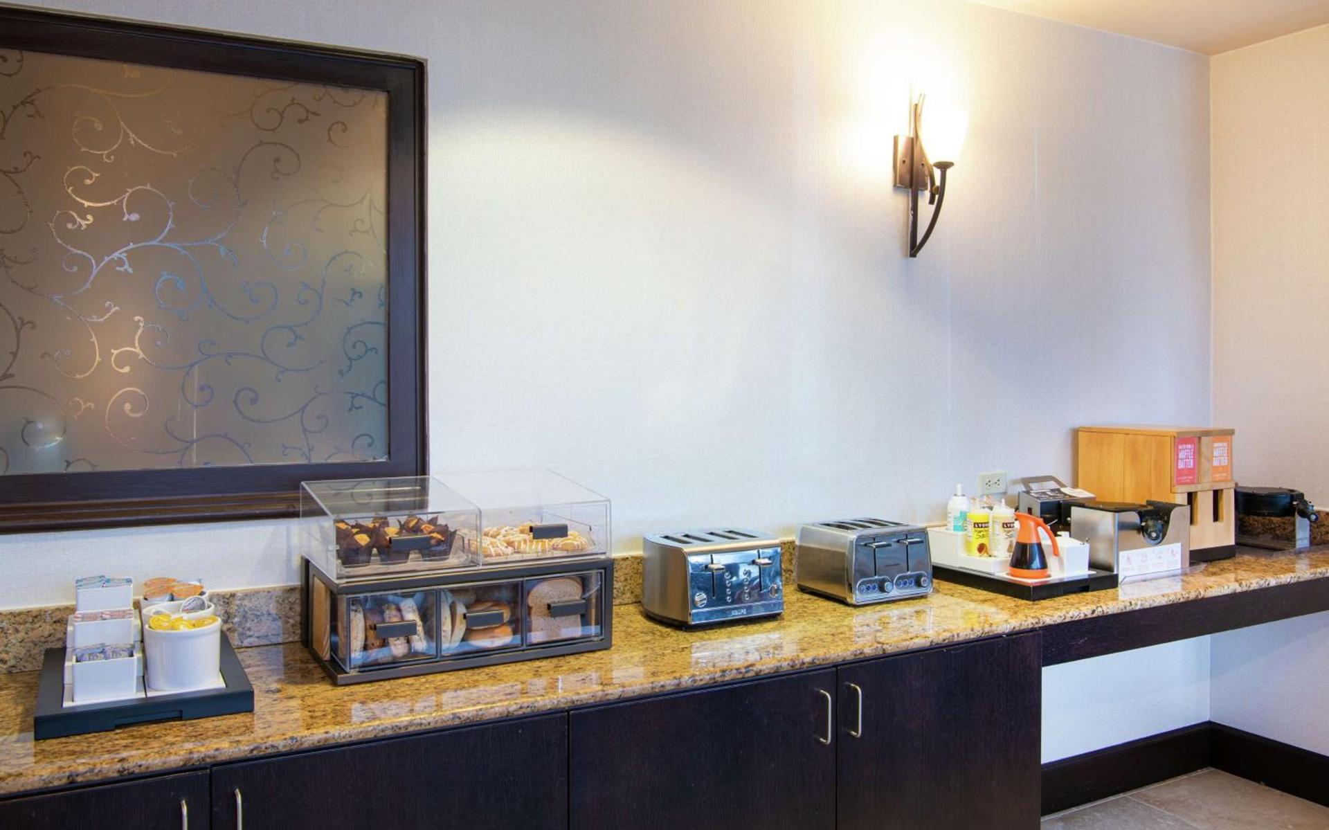 Hampton Inn Erie-South photo 11