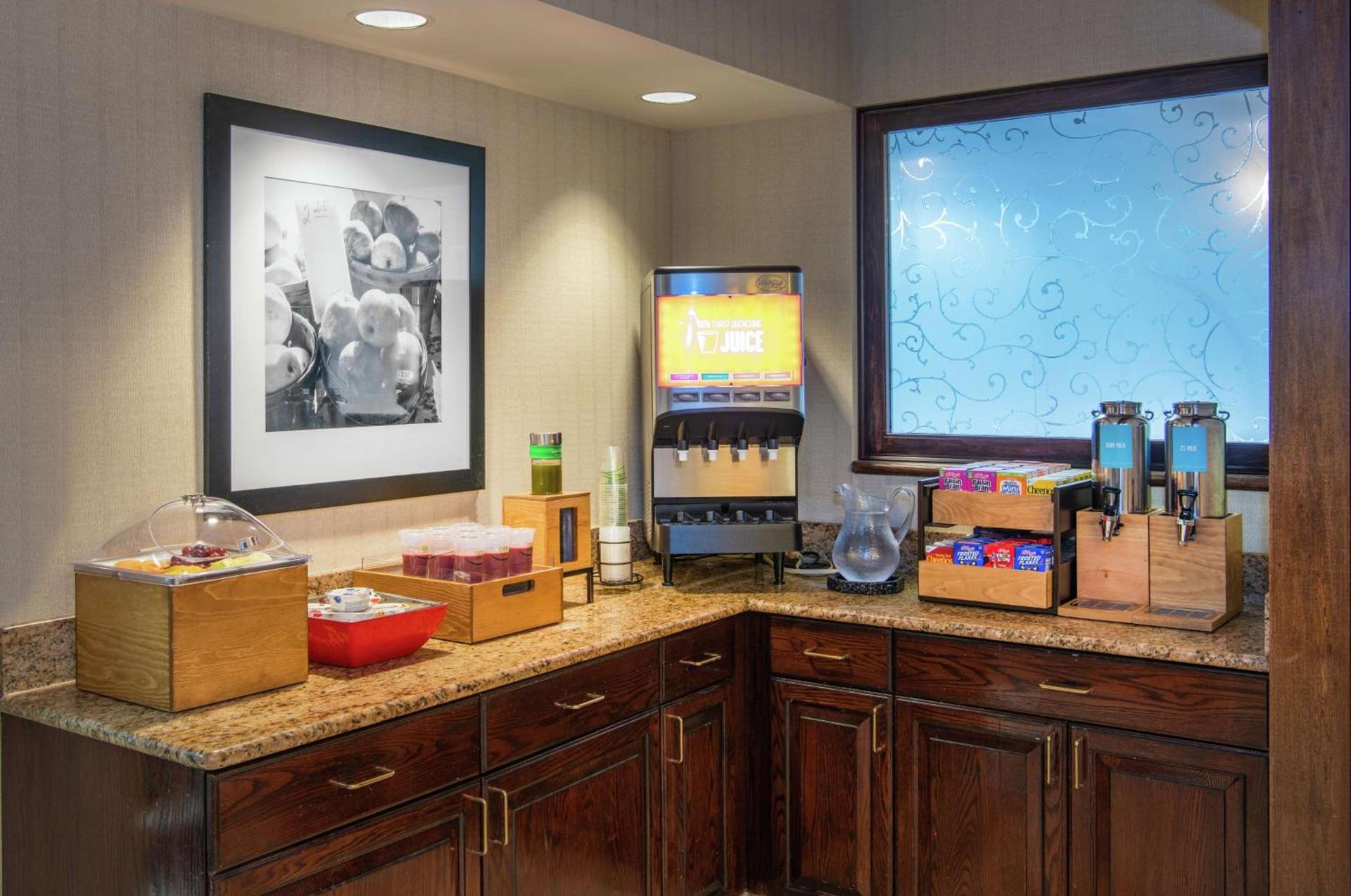 Hampton Inn Erie-South photo 9