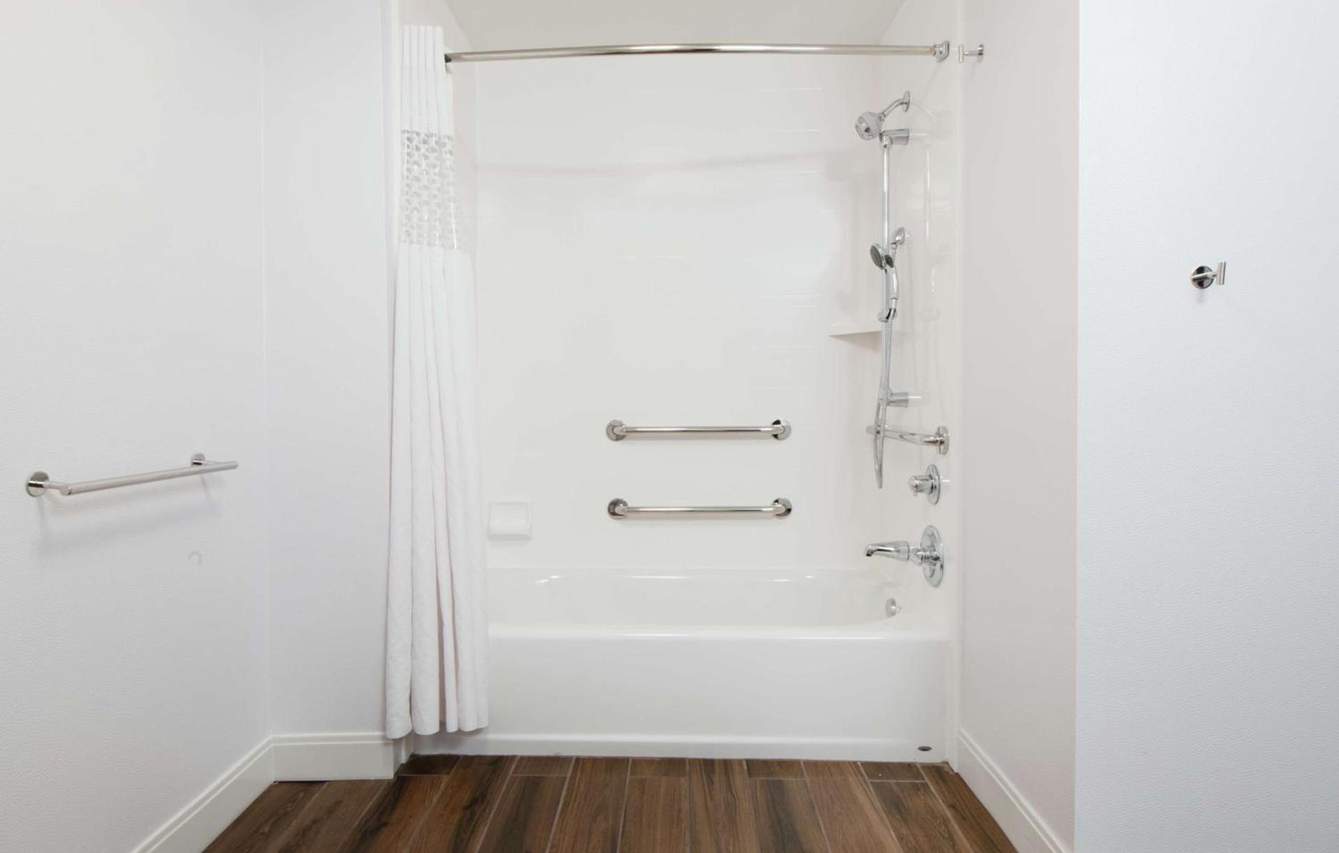 Hampton Inn Erie-South photo 21