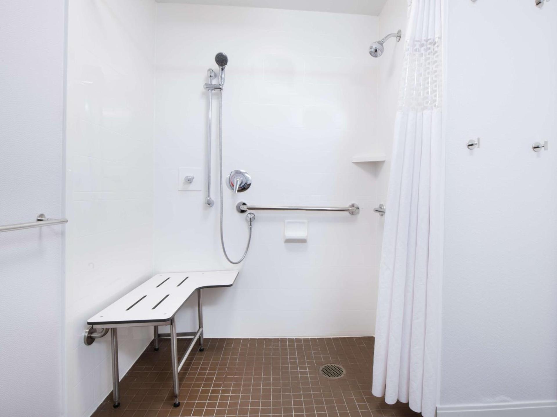 Hampton Inn Erie-South photo 31