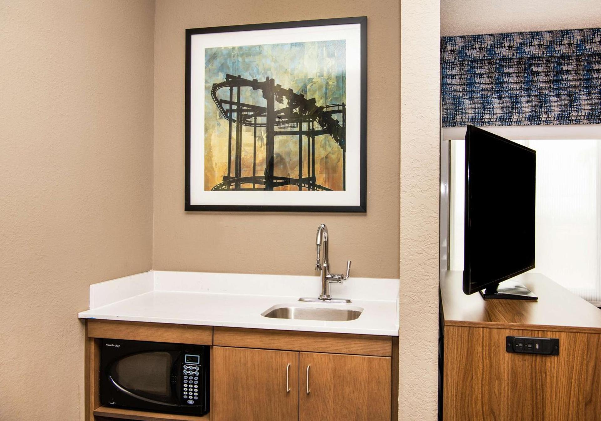 Hampton Inn Erie-South photo 29